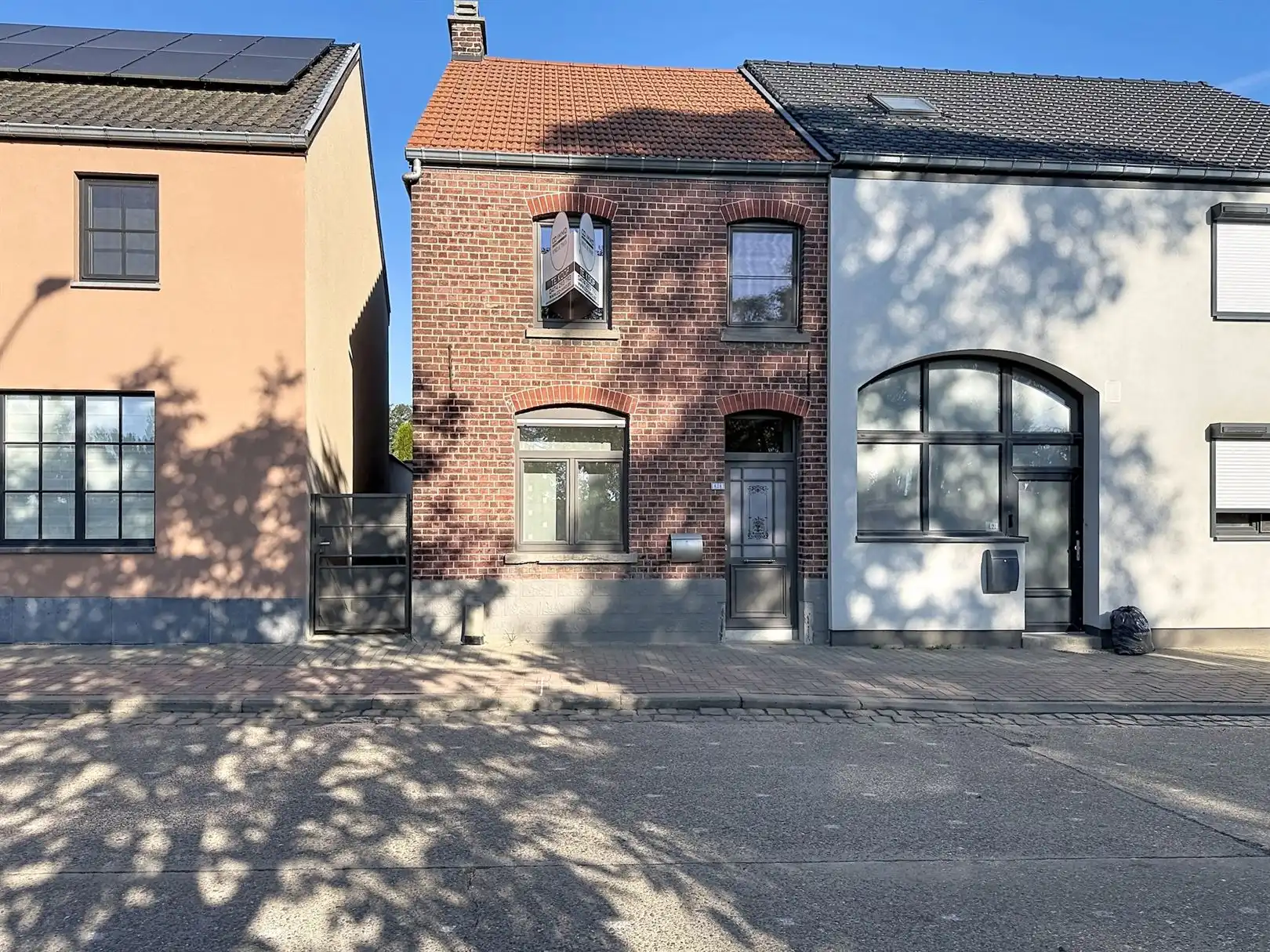 Hoofdfoto van de publicatie: Op te frissen woning met binnenkoer, tuin, 3 slpks