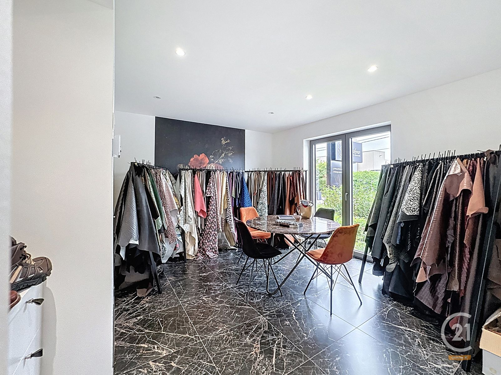 Volledig gerenoveerd handelshuis met woonst op toplocatie! foto 4