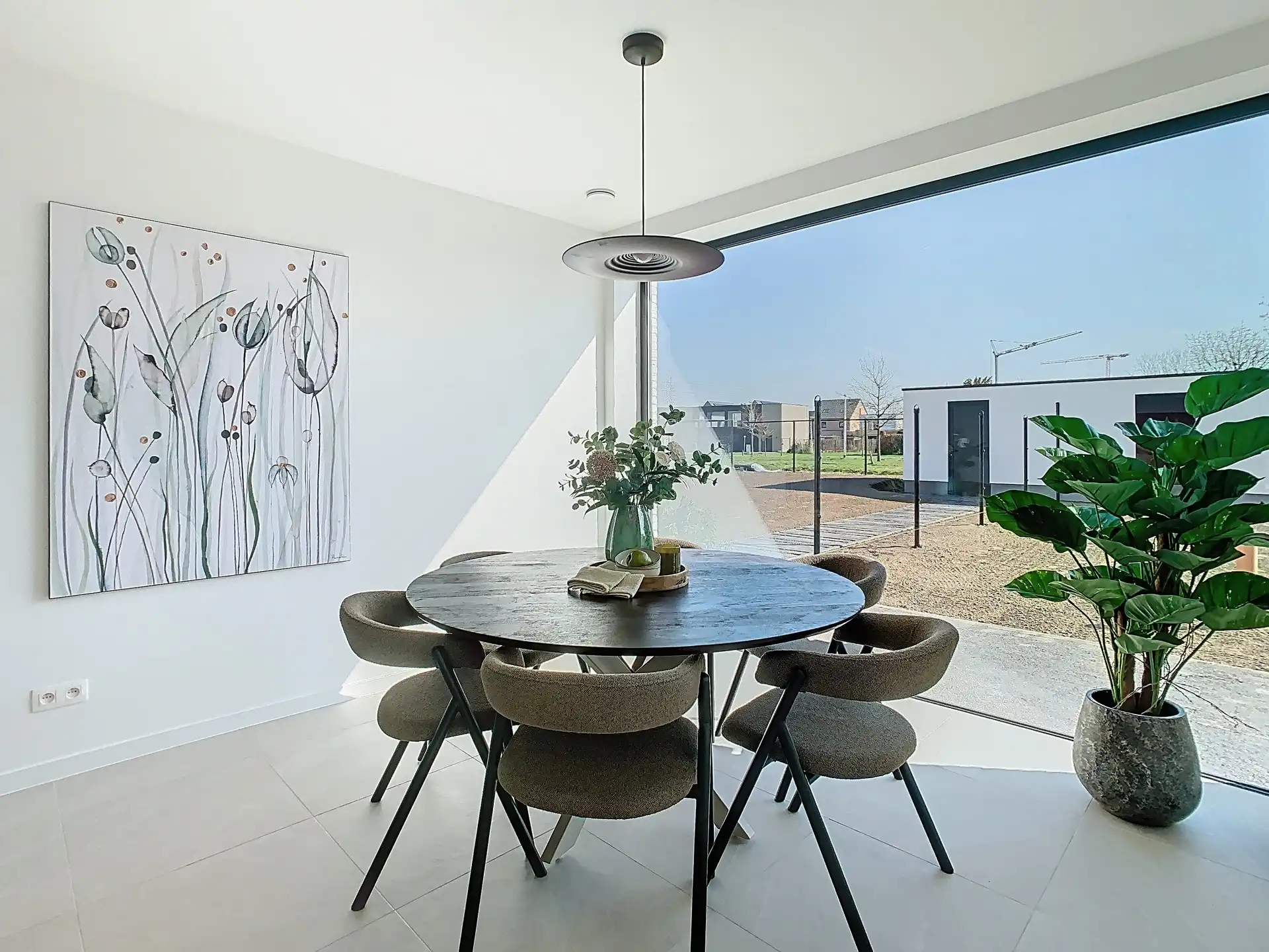 Moderne halfopen gezinswoning met 3 slaapkamers, ruime tuin en garage foto 4