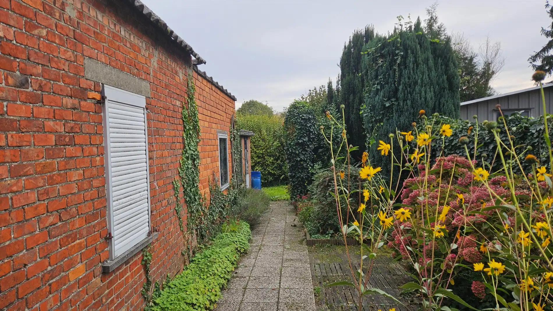 Ruime en stevige op te frissen woning met 4 slk, garage en tuin (met bijgebouw)  foto 18