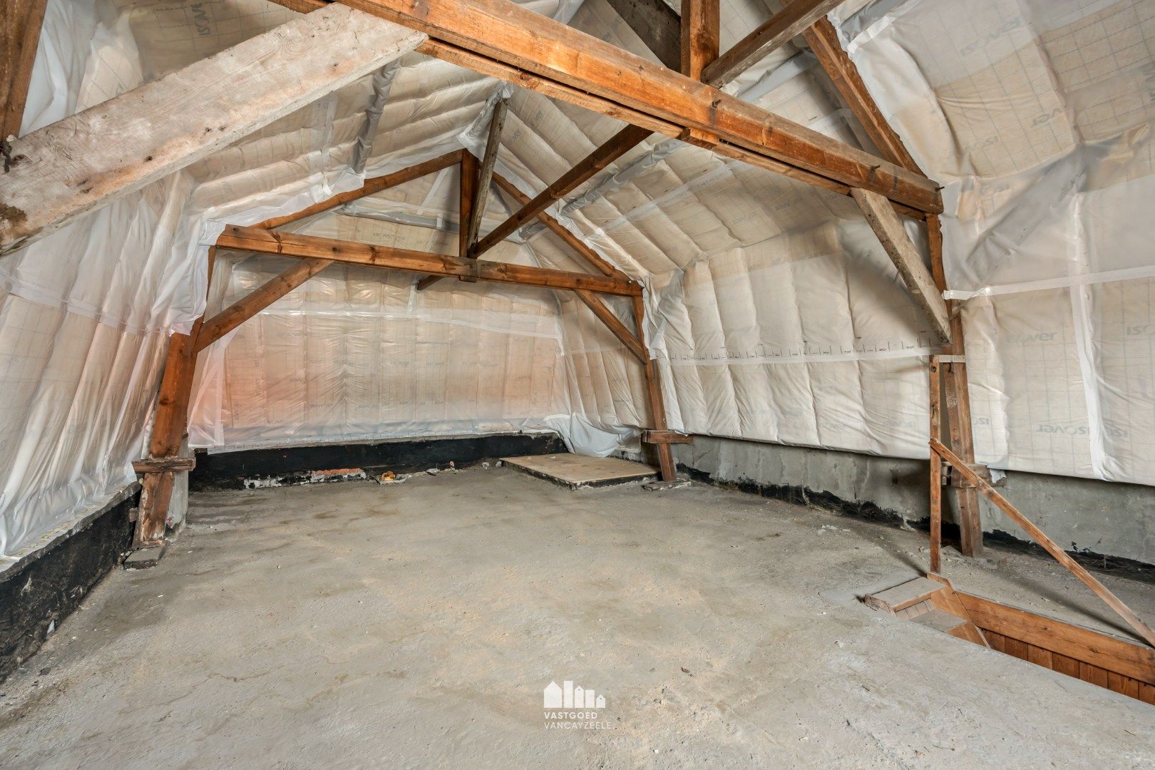 Te renoveren herenwoning met zonnige tuin en garage in hartje Ieper foto 14