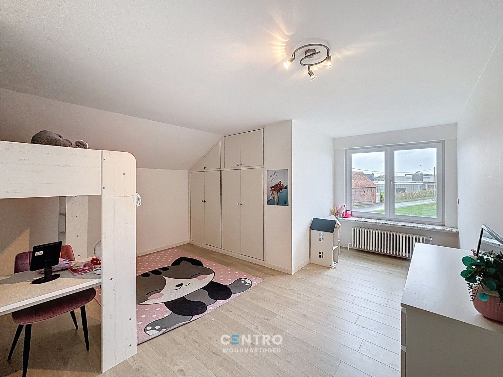 Instapklare, LANDELIJKE WONING met 4 ruime slpkms, 2 badkms, ruime garage, stalling (3 paarden) en gedraineerde buitenpiste te Hooglede (Gits). foto 11