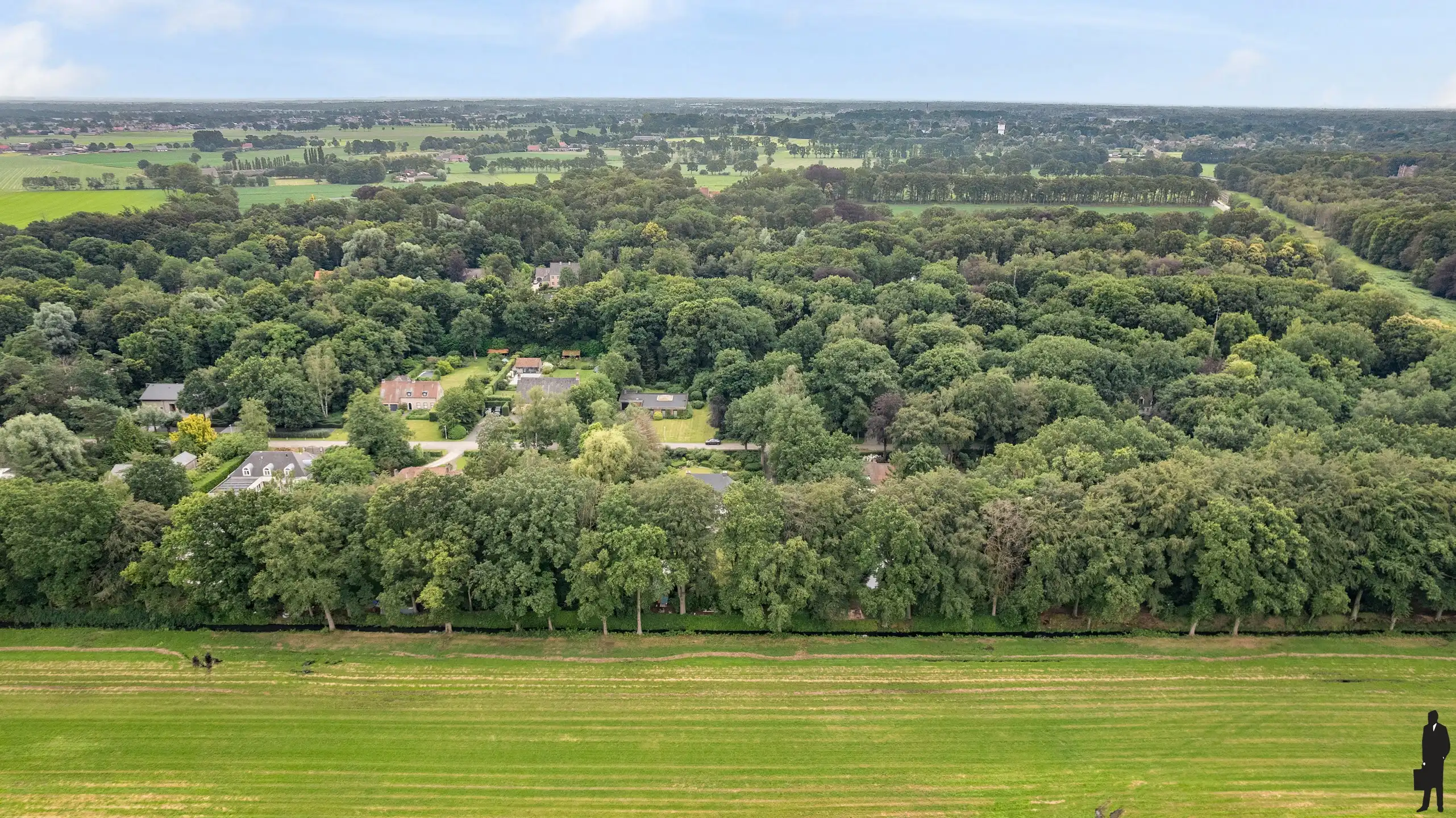 Statige villa op prachtig aangelegd perceel  met 4 slaapkamers en inpandige garage foto 4