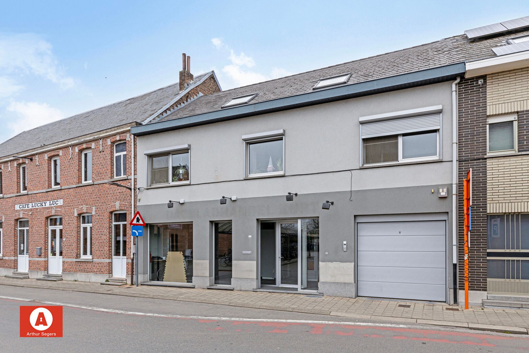 Ruime woning met handelsruimte op topligging in Malderen  foto {{pictureIndex}}