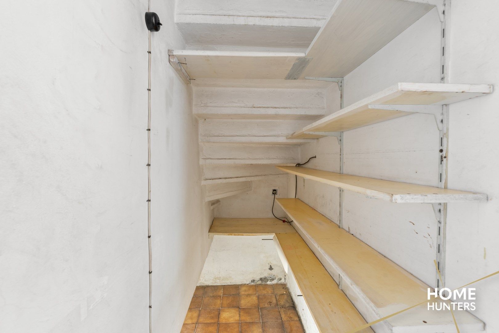 Te renoveren halfopen woning met 4 slaapkamers, 2 garages en veel potentieel te Ieper foto 10