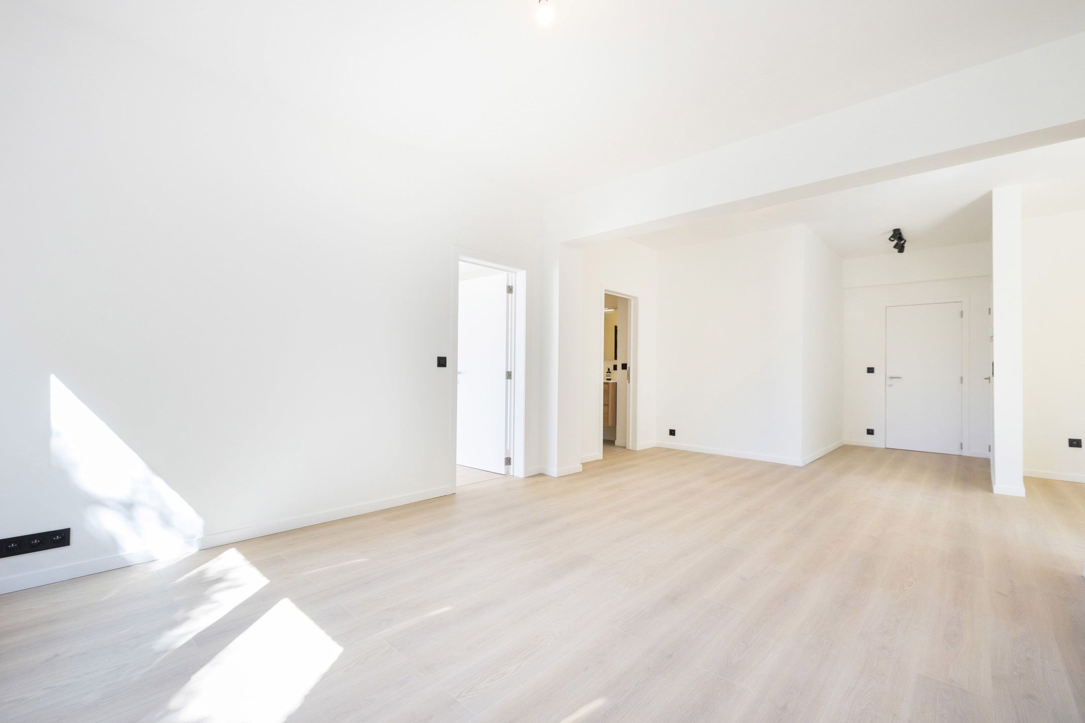 Volledig gerenoveerd appartement - EPC: B- foto {{pictureIndex}}