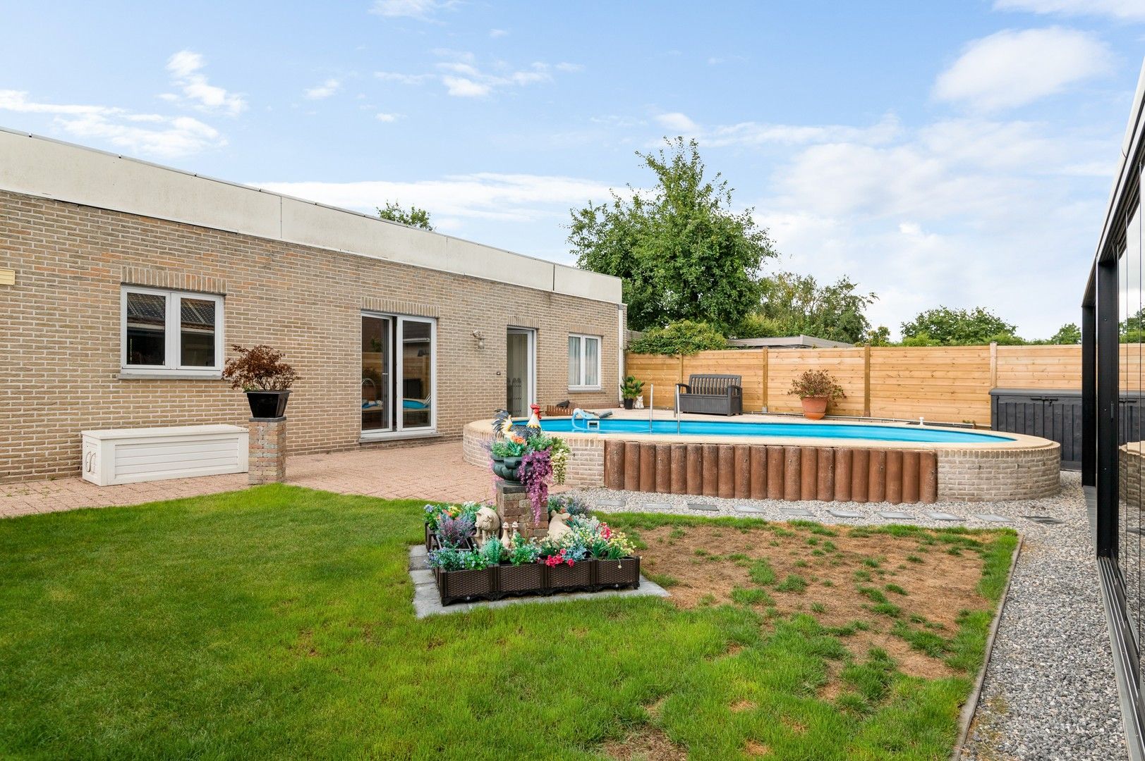 Knappe laagbouwwoning en groot bijgebouw met tuin en zwembad foto 21