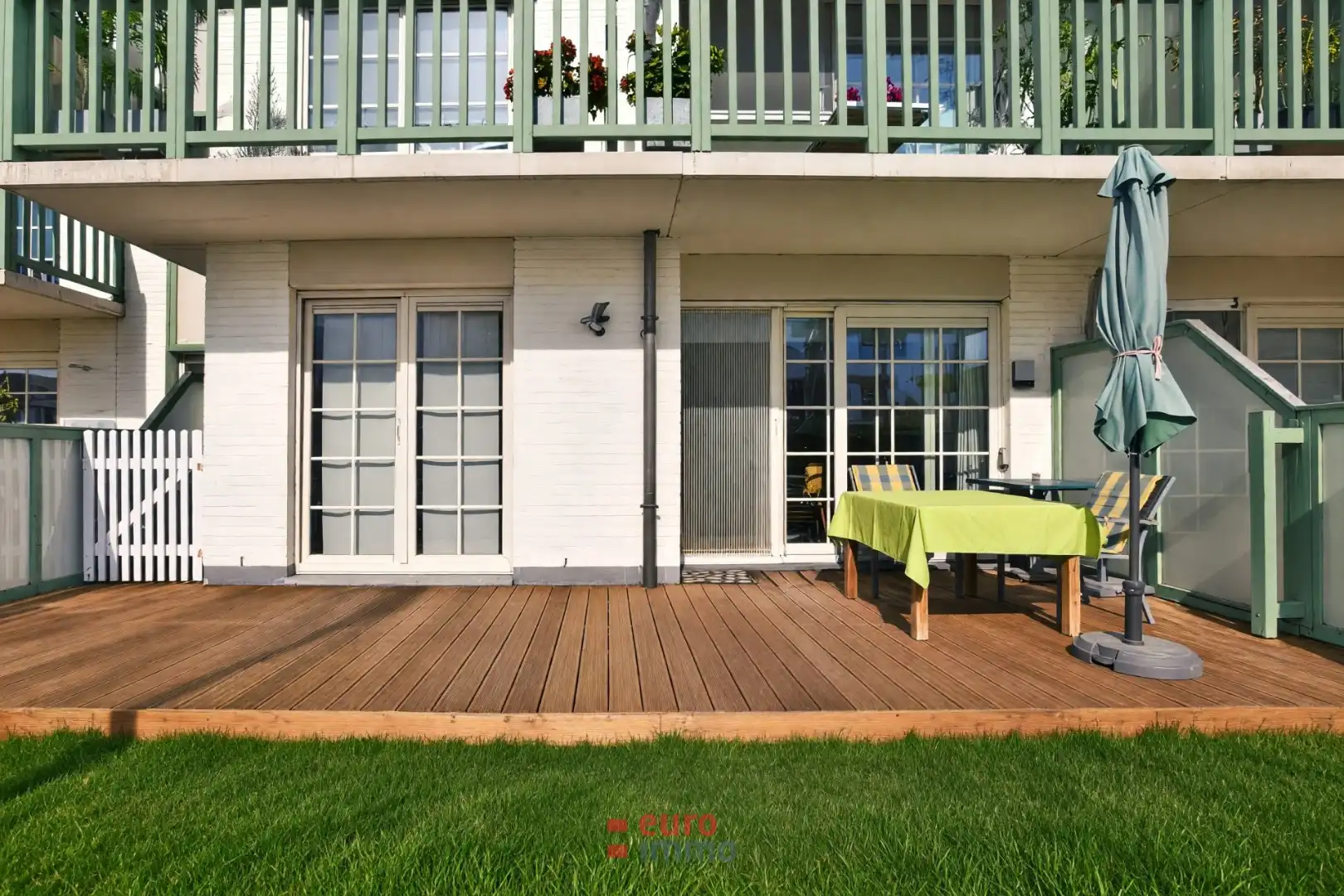 Gelijkvloers appartement met een ruim, zuidgericht terras en gezellig tuintje! foto 2