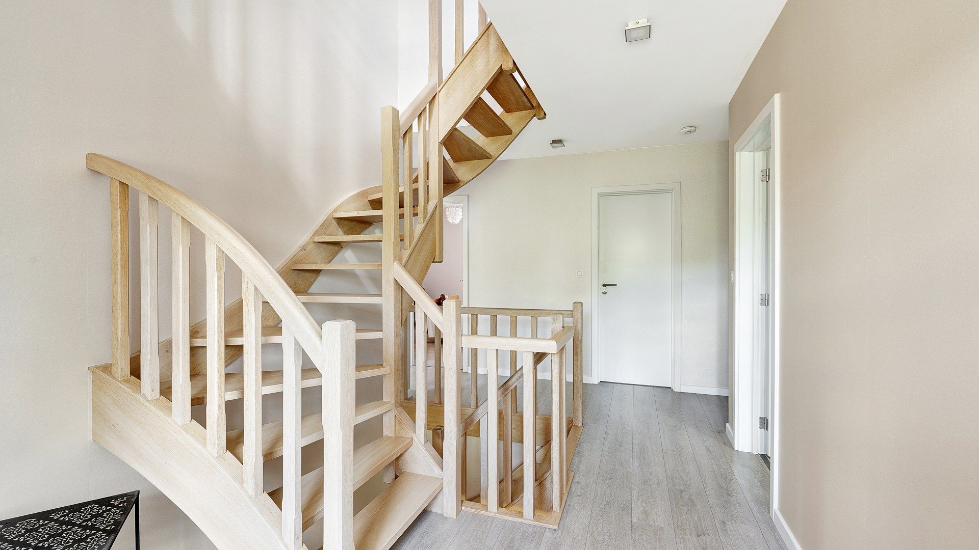 Bijzonder groot en goed onderhouden halfopen villa foto 22