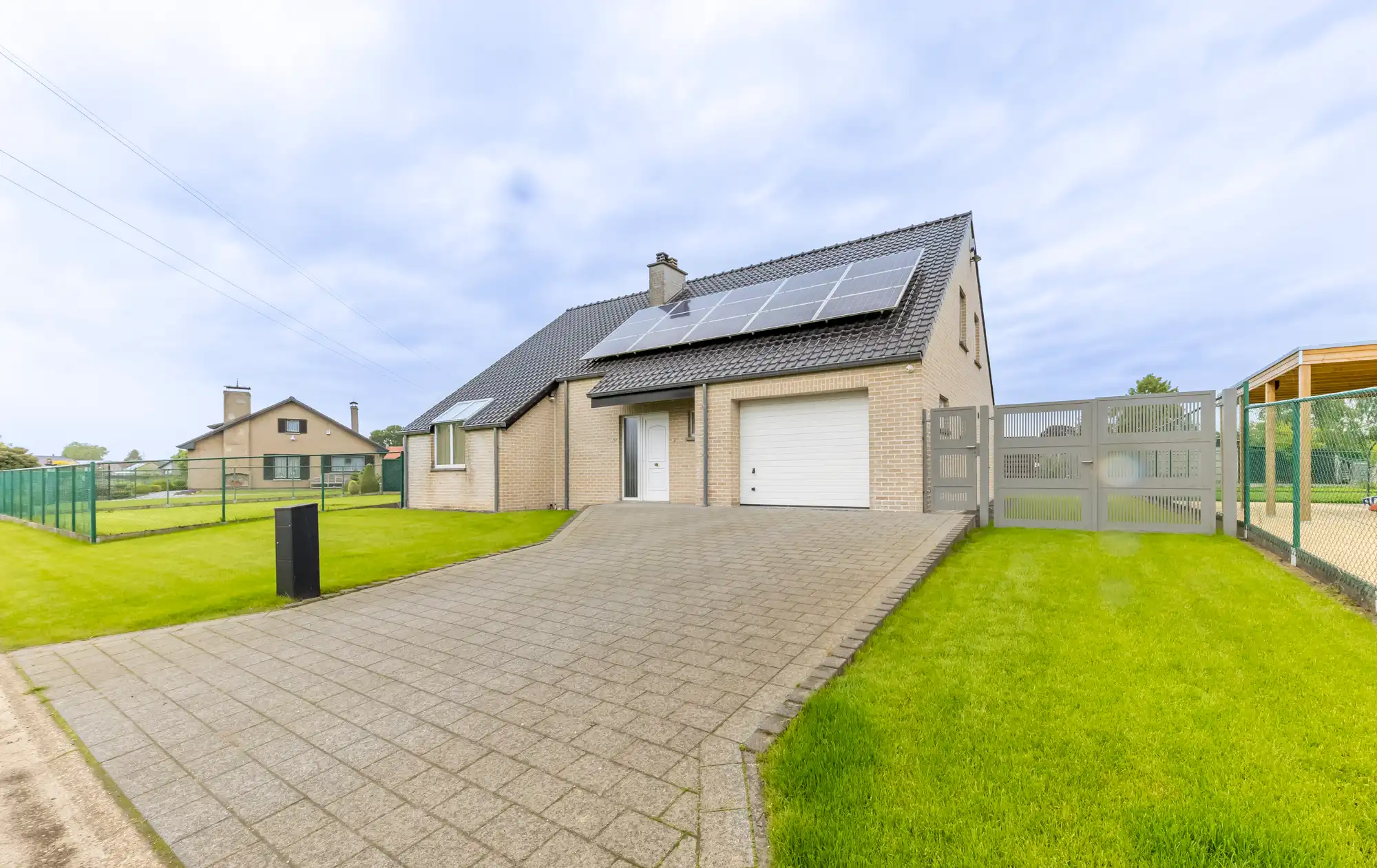 TE KOOP: Zeer goed onderhouden vrijstaande woning met inpandige garage te Houthalen-Helchteren foto {{pictureIndex}}