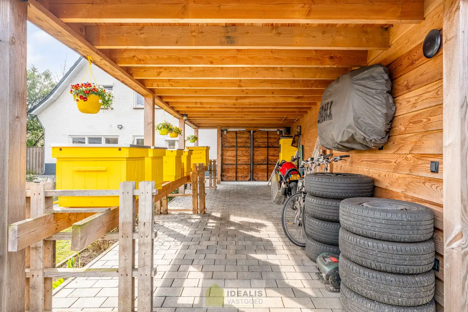 Recent gerenoveerde en perfect onderhouden eengezinswoning met lichtrijke leefruimte, praktisch uitgeruste keuken, 3 slaapkamers, knappe badkamer en knap bijgebouw! foto 47
