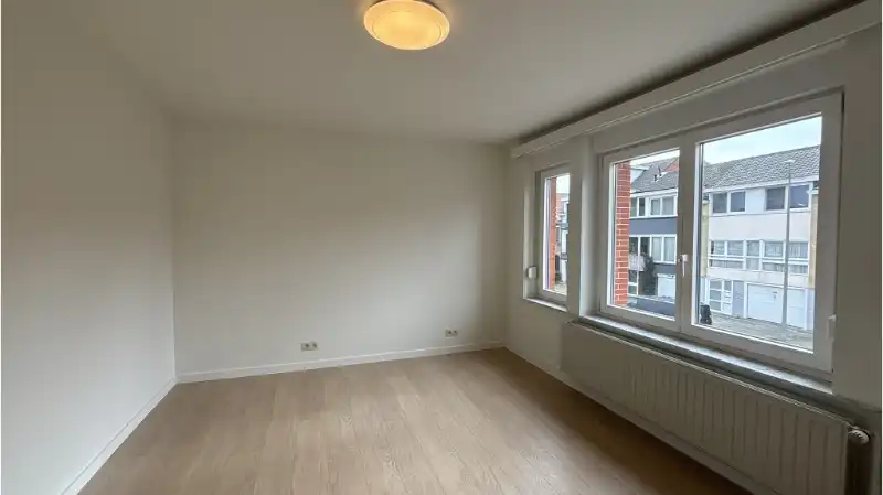 Gerenoveerde 3-slaapkamerwoning met ruim TERRAS te huur in Sint-Michiels Brugge foto 5