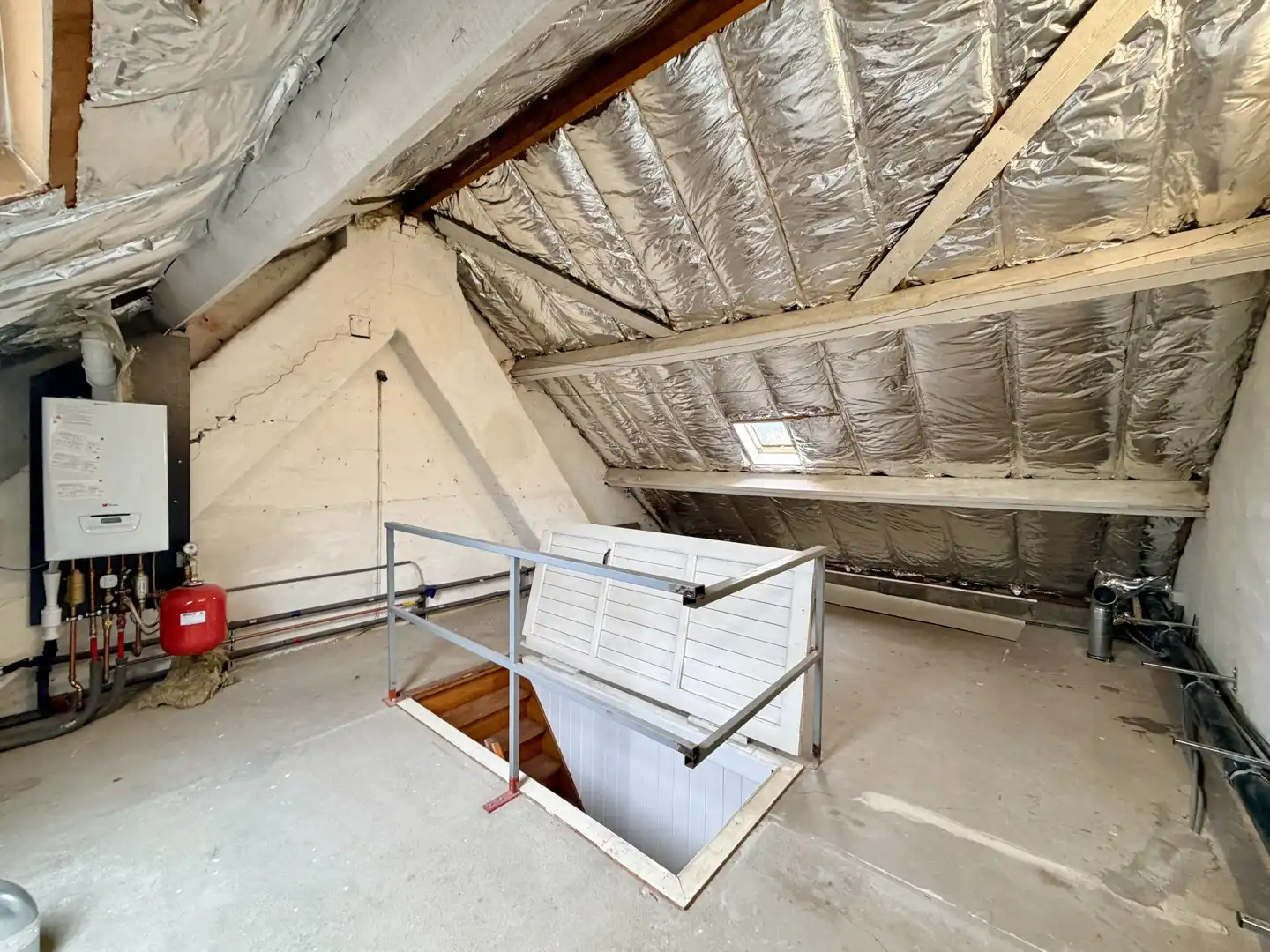 Instapklare woning met 2 slaapkamers en diepe tuin te Roeselare! foto 14