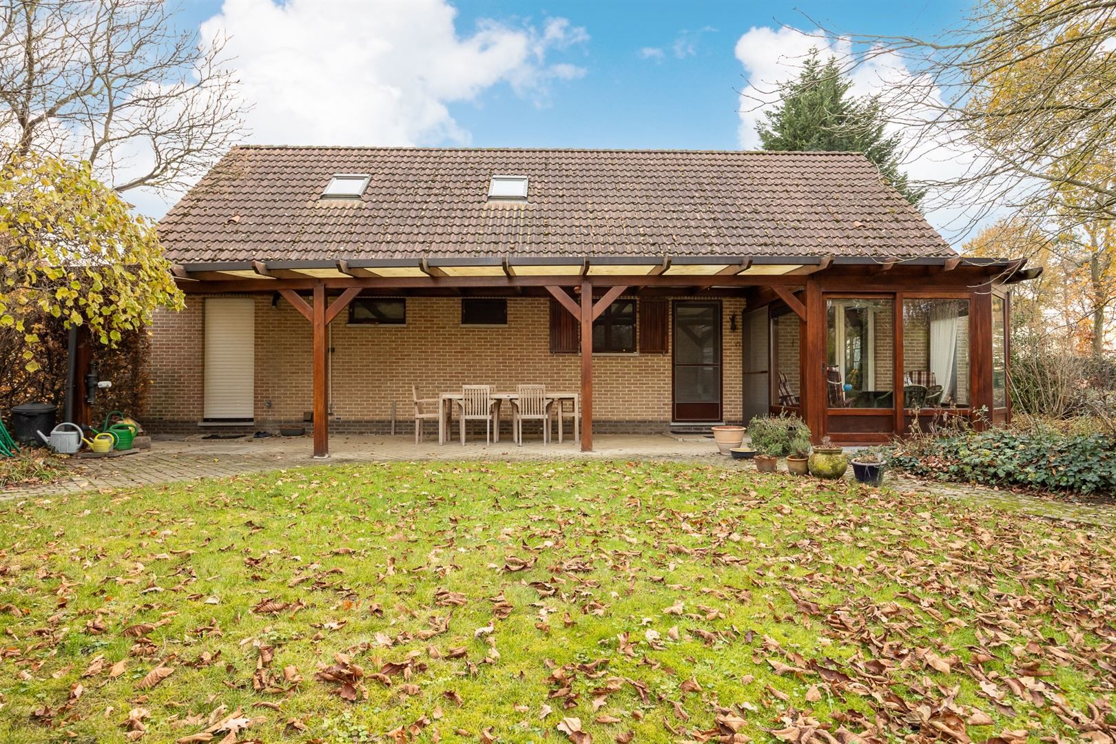 Ruime woning met 3 slaapkamers en grote tuin! foto 14