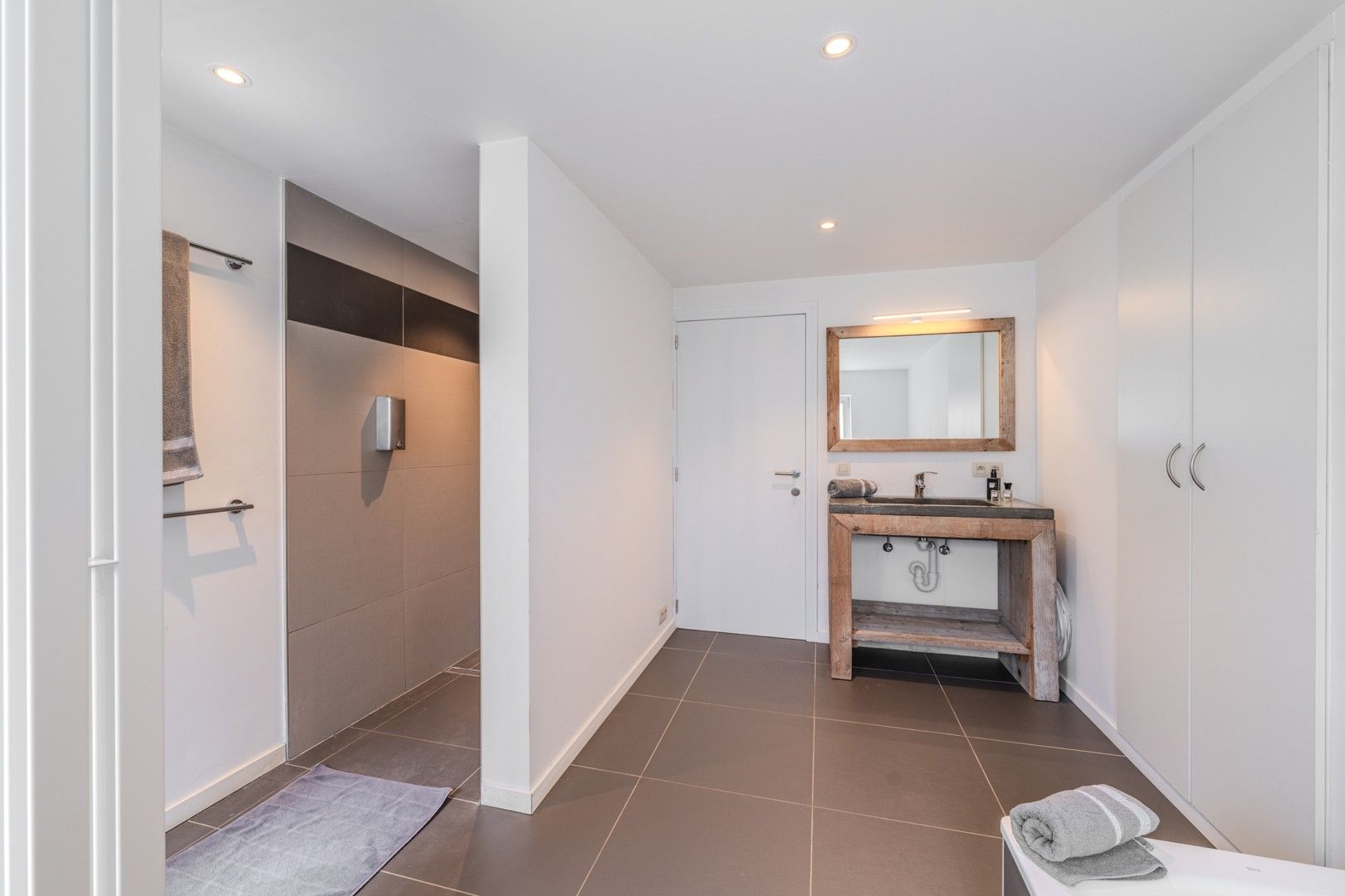 Instapklare woning met loods en vakantie-appartement foto 13