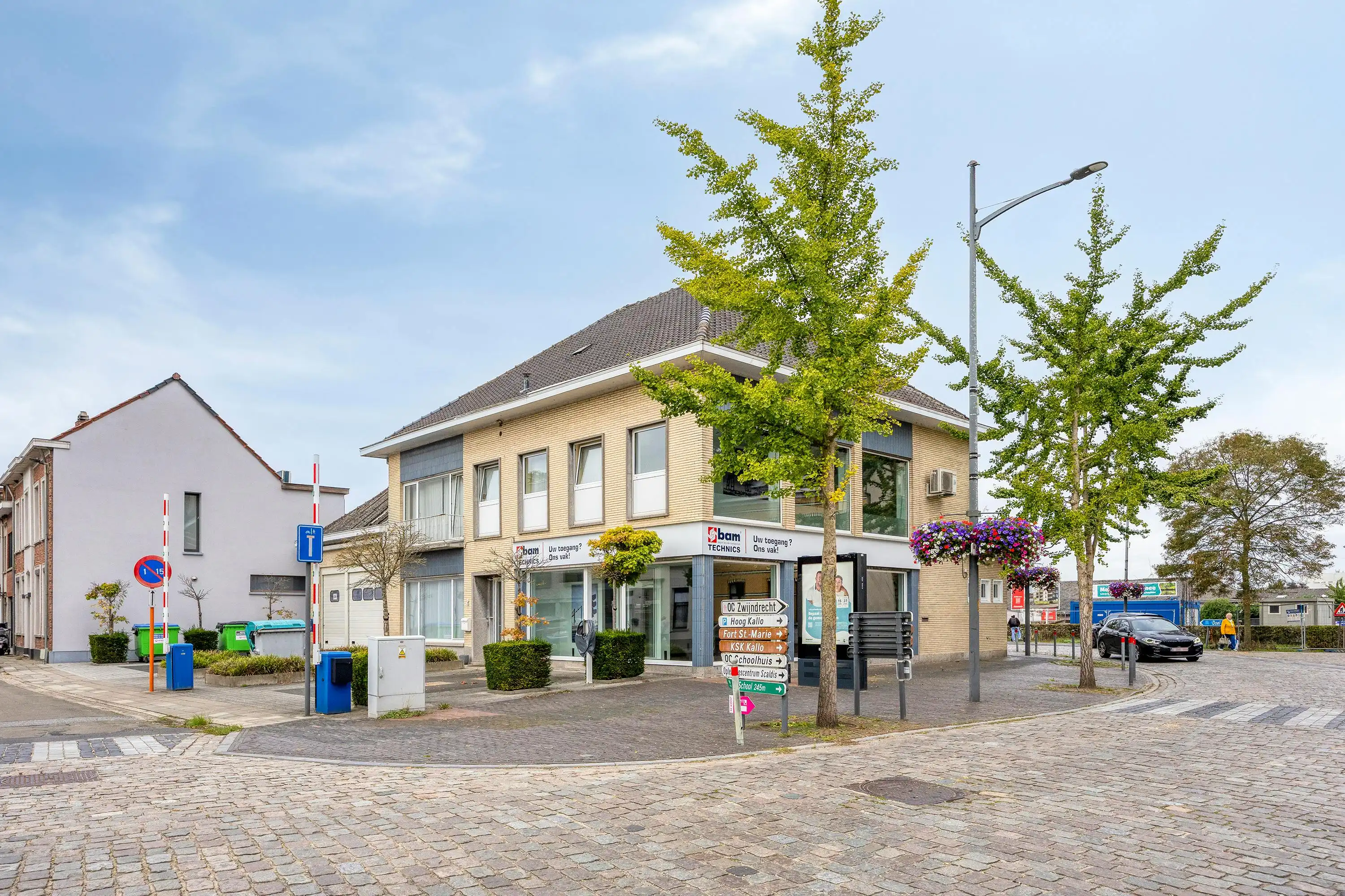 Veelzijdig eigendom met ruime woning, handelspand en magazijn foto 2