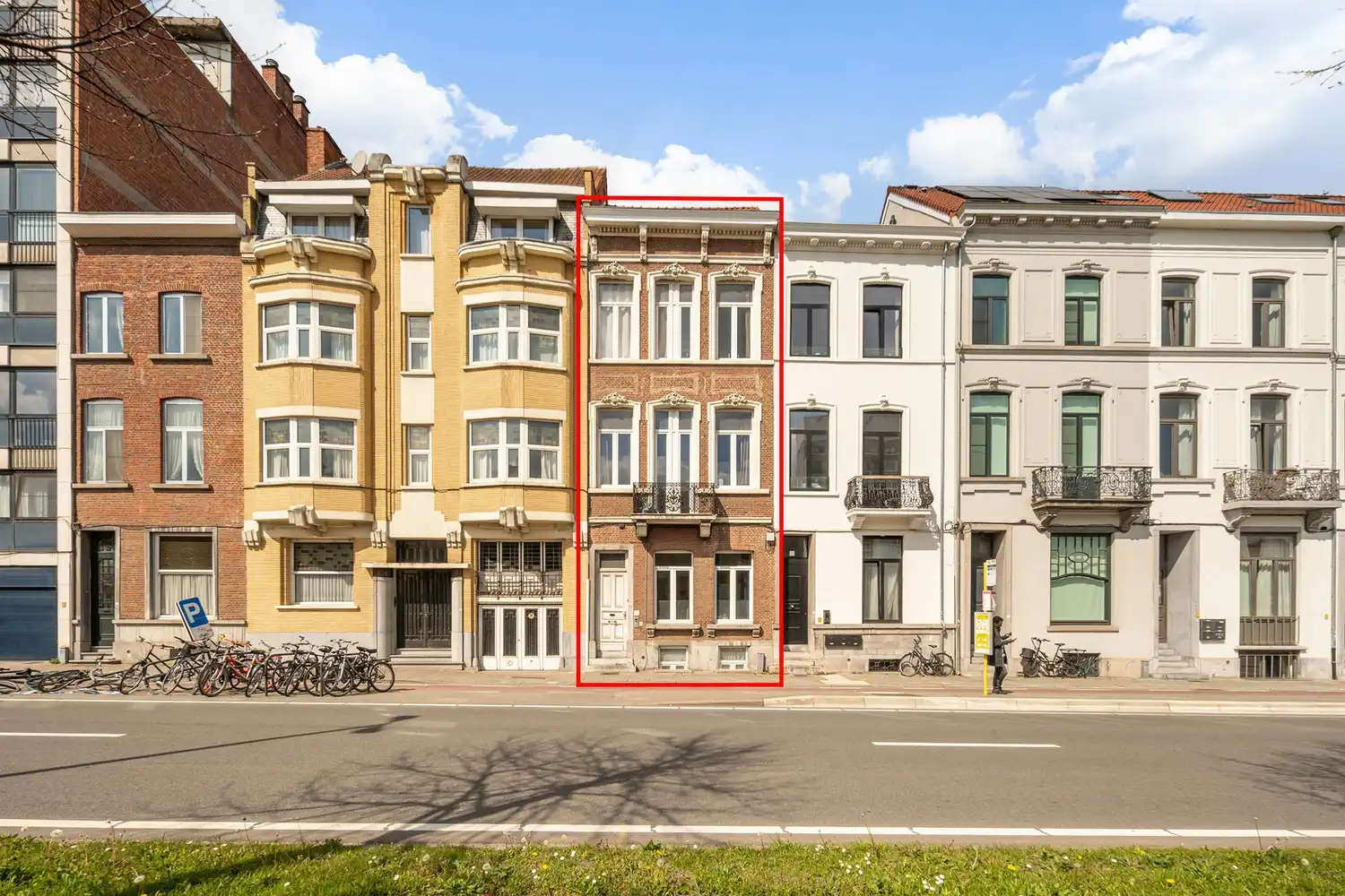 Vergund studentenhuis met een groen kotlabel en een nieuw dak(2025) bestaande uit 7 gemeubelde kamers met eigen sanitair en 1 studio te Leuven! foto {{pictureIndex}}