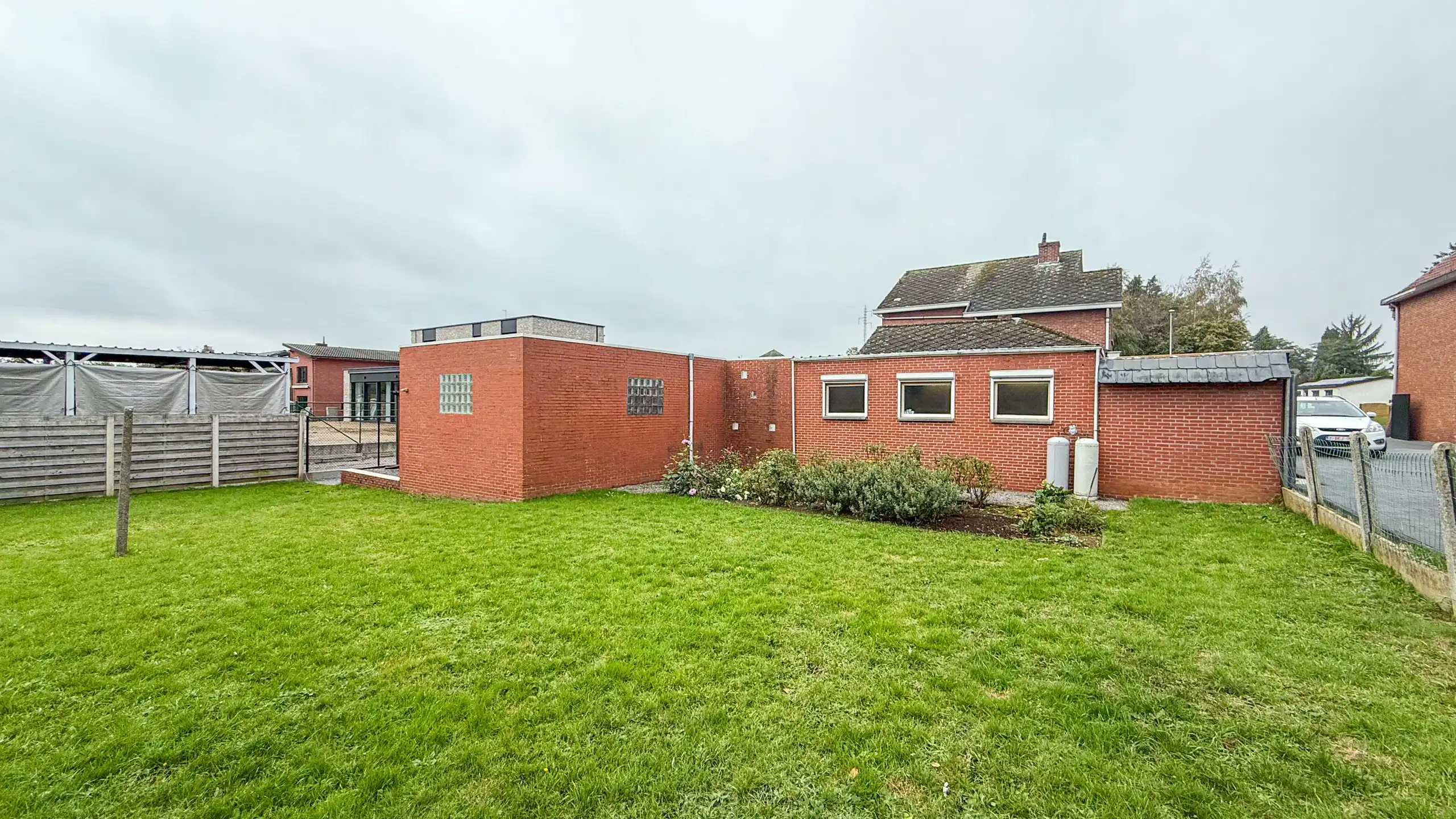 Ruime woning met 3 slaapkamers en zeer breed perceel! foto 38