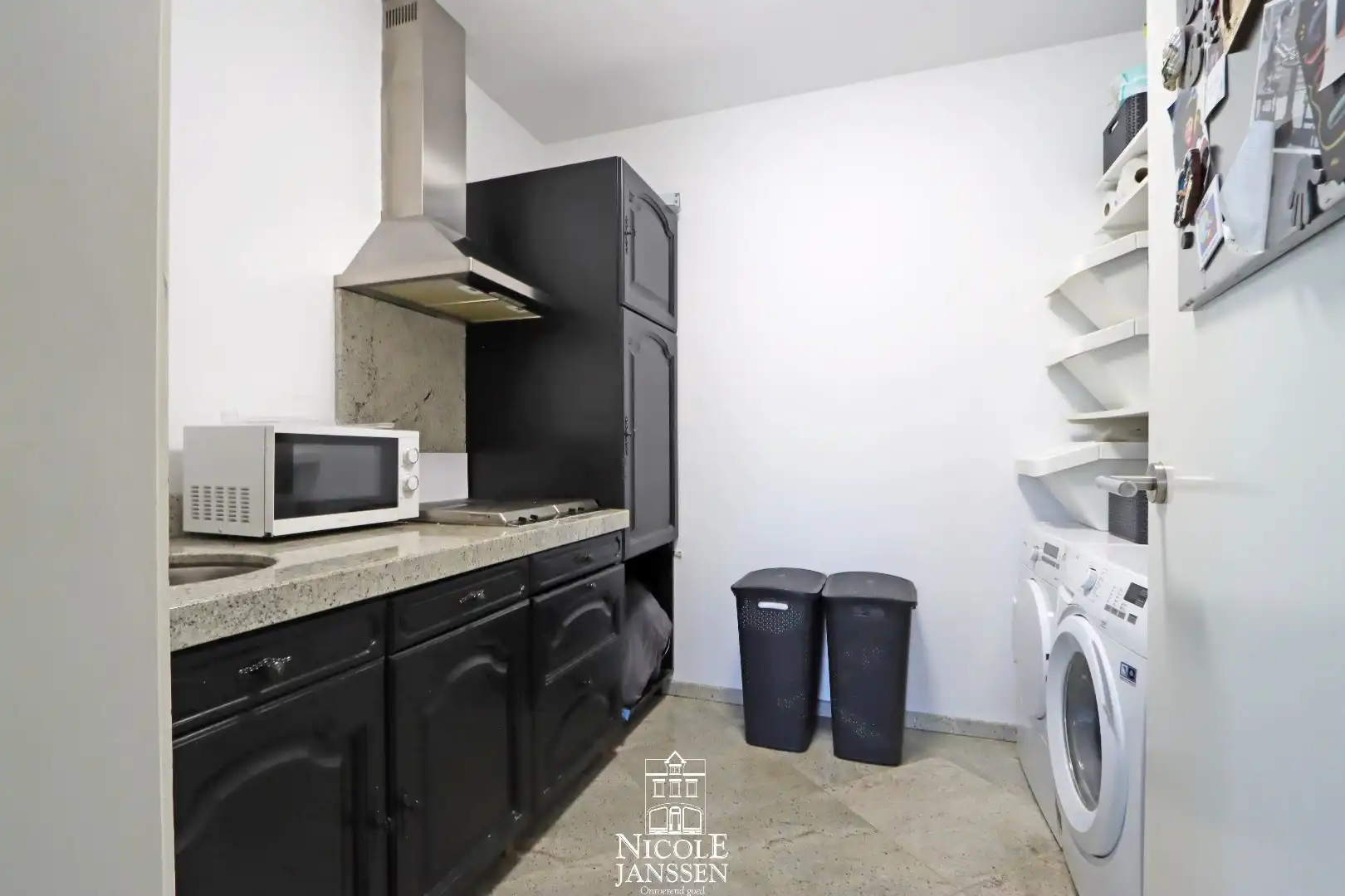 Vrijstaande ruime woning met dubbele garage en grote tuin met zwembad foto 16