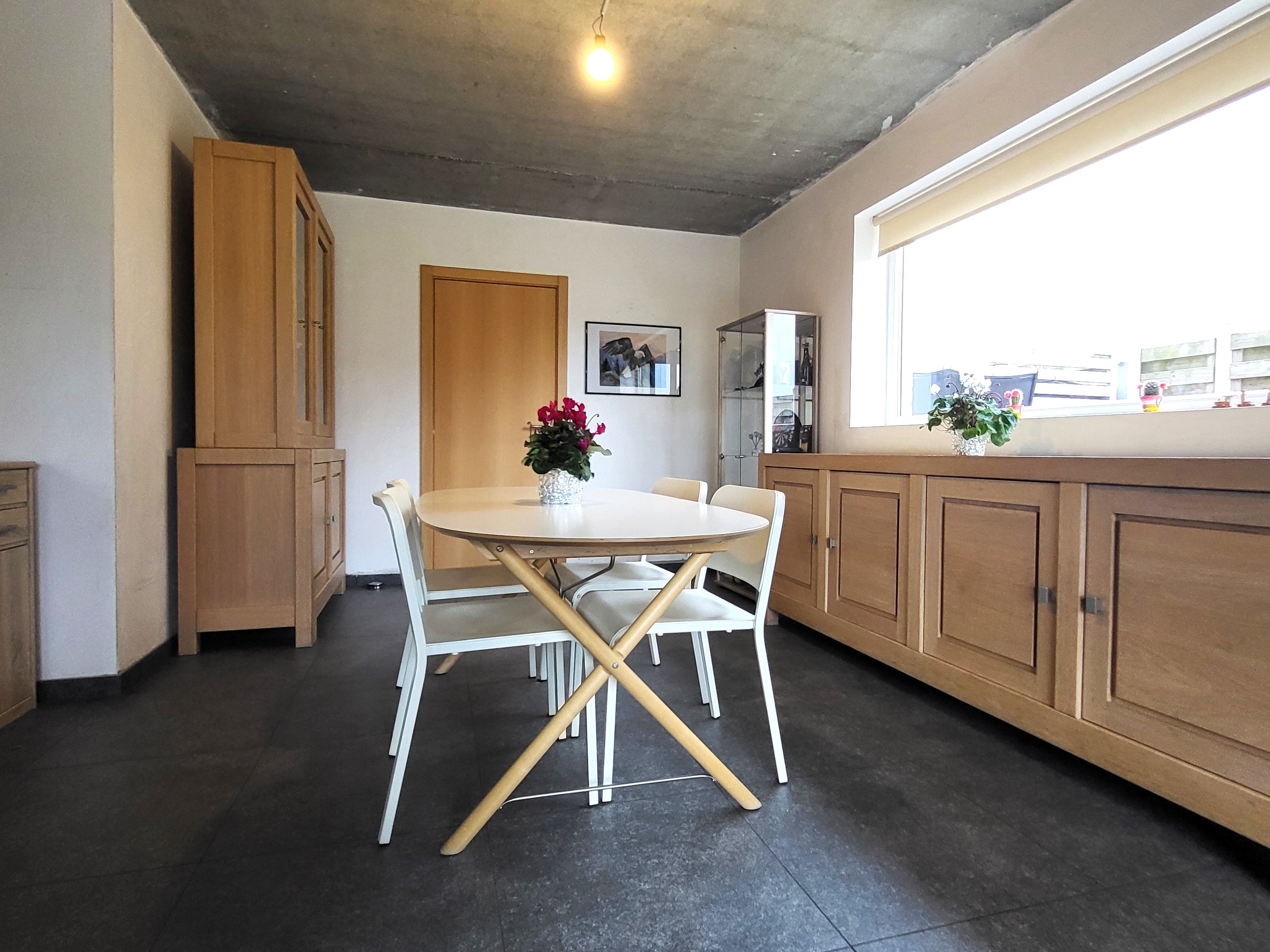 Deze instapklare halfopen woning uit 2014 ligt in een rustige en landelijke straat in Lierde.  foto 9