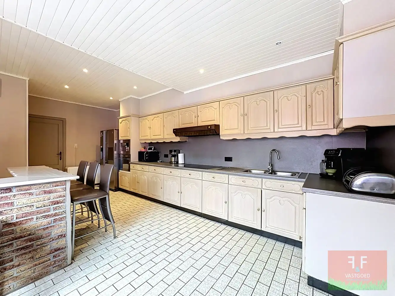 Halfopen bebouwing met 5 slaapkamers, ruime garage en grote tuin te Bavegem foto 7