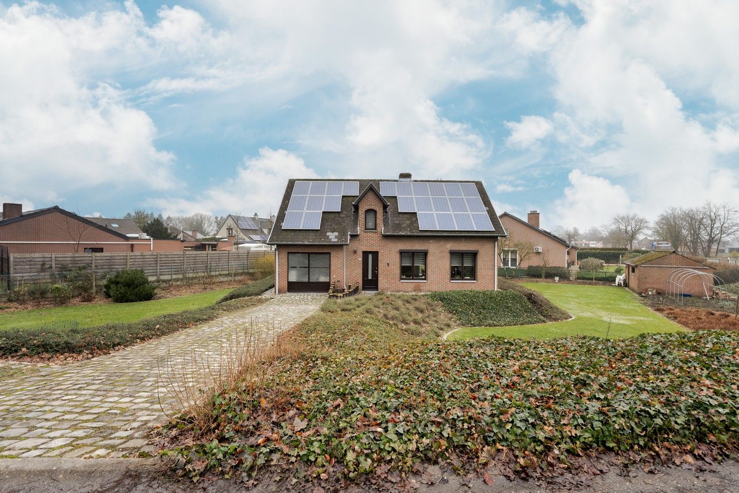 Mooie instapklare  3 slaapkamer woning op 1170m² dichtbij de grens! foto {{pictureIndex}}