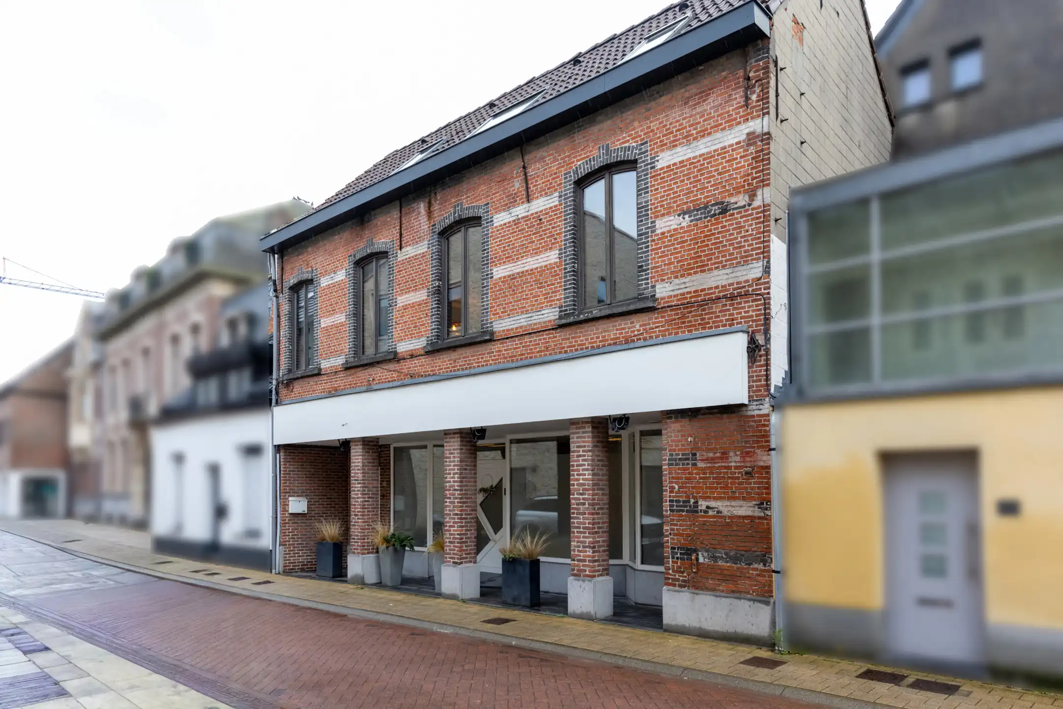Karaktervolle gesloten bebouwing in het centrum van Sint-Amands, nabij de Schelde foto {{pictureIndex}}