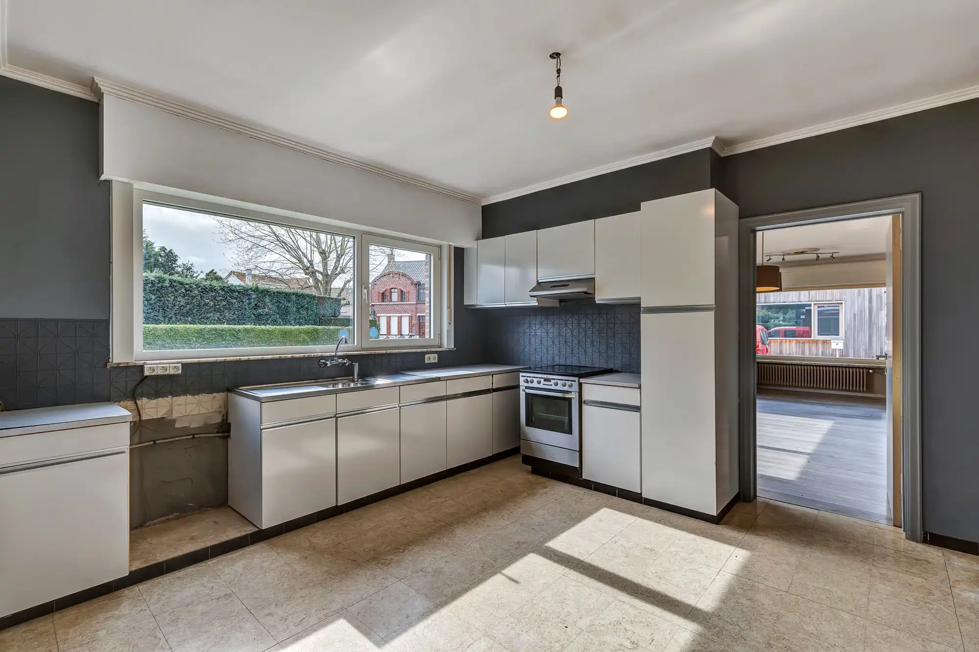 Zeer ruime woning met handelsruimte, garages en zonnige tuin foto 7
