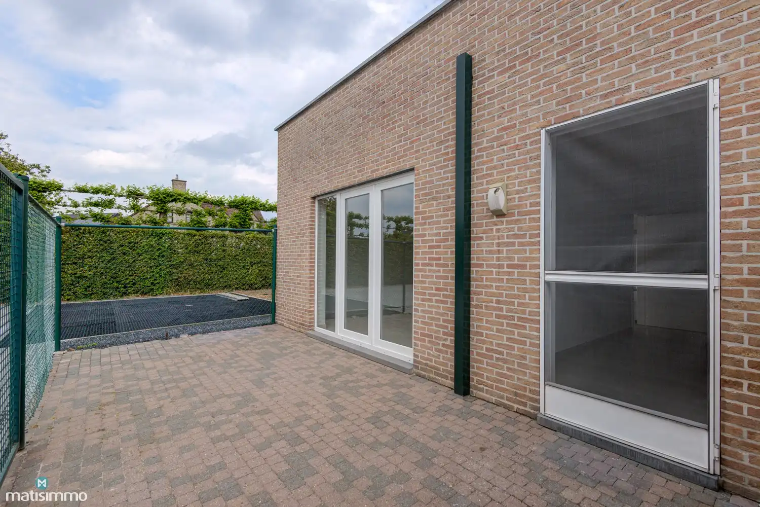 INSTAPKLAAR GELIJKVLOERS APPARTEMENT MET 2 SLAAPKAMERS, BERGING EN AUTOSTAANPLAATS NABIJ HET CENTRUM VAN BILZEN foto 15