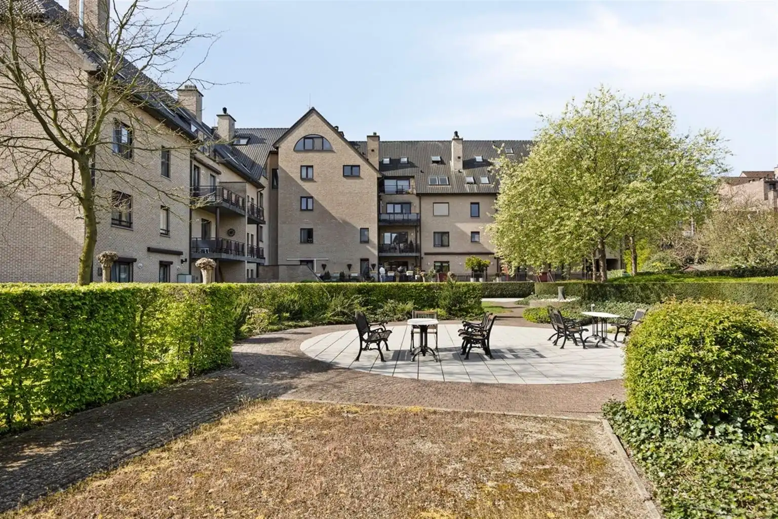 Uitzonderlijk ruim, gelijkvloers 2-slaapkamer appartement met terras en tuintje, zonnepanelen en inpandige garagebox gelegen vlakbij het centrum van Maaseik. foto 30