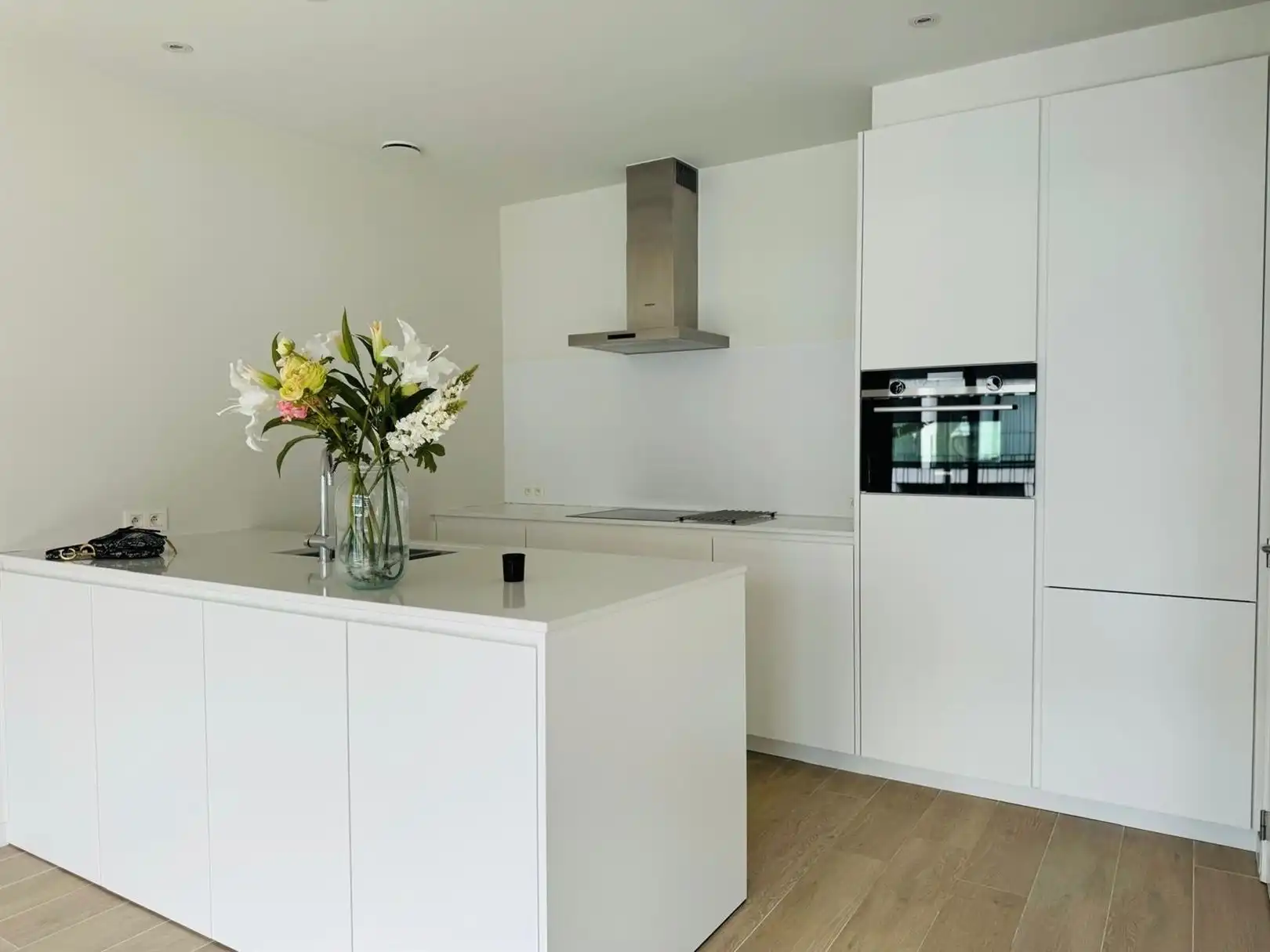 Appartement met twee slaapkamers, groot terras en autostaanplaats foto 6