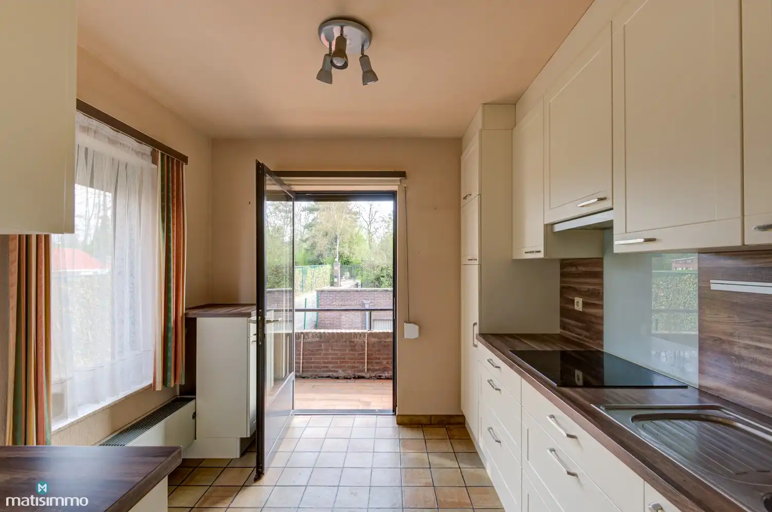 GELIJKVLOERS APPARTEMENT MET 2 SLAAPKAMERS, RUIME GARAGE, AUTOSTAANPLAATS EN KELDERBERGING TE LANAKEN foto 8