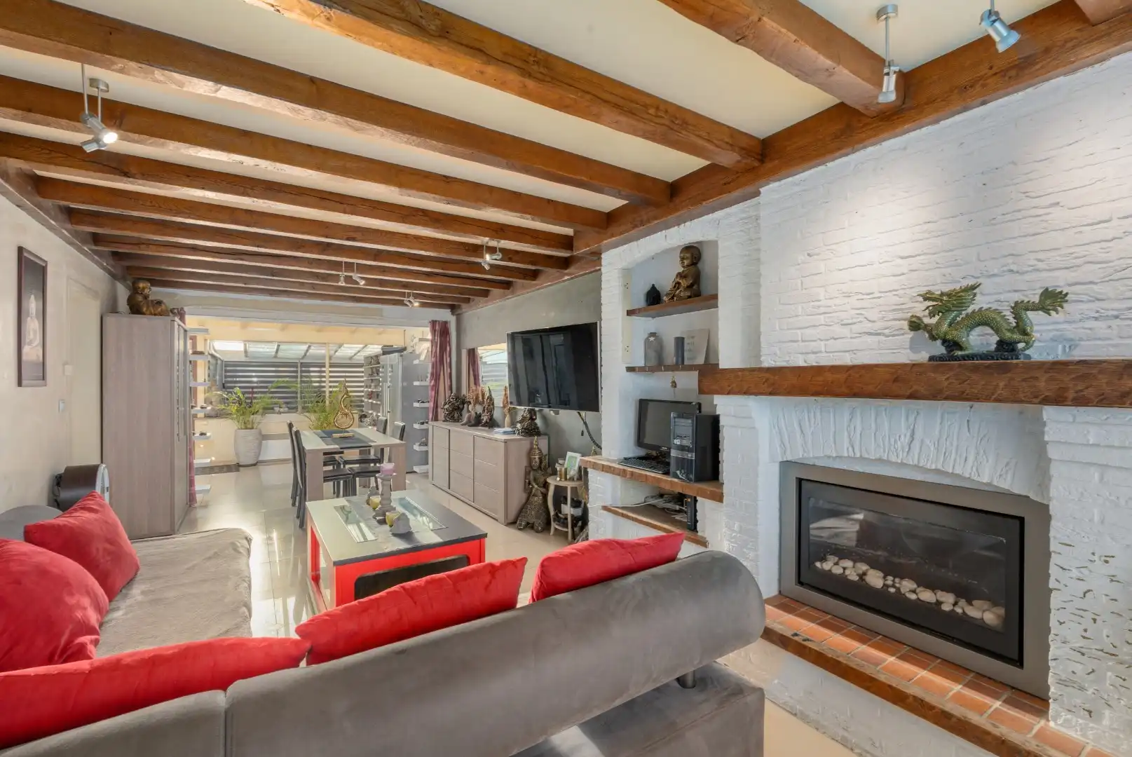 Charmante rijwoning met zonnig terras, wellnessruimte en garagebox in de Vicognewijk foto 3