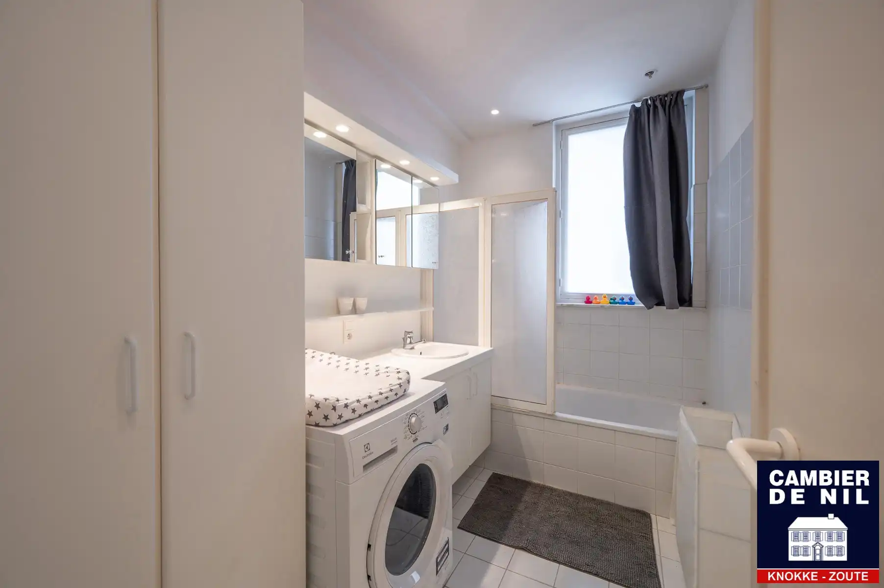 Mooi ongemeubeld appartement met frontaal zeezicht  foto 8