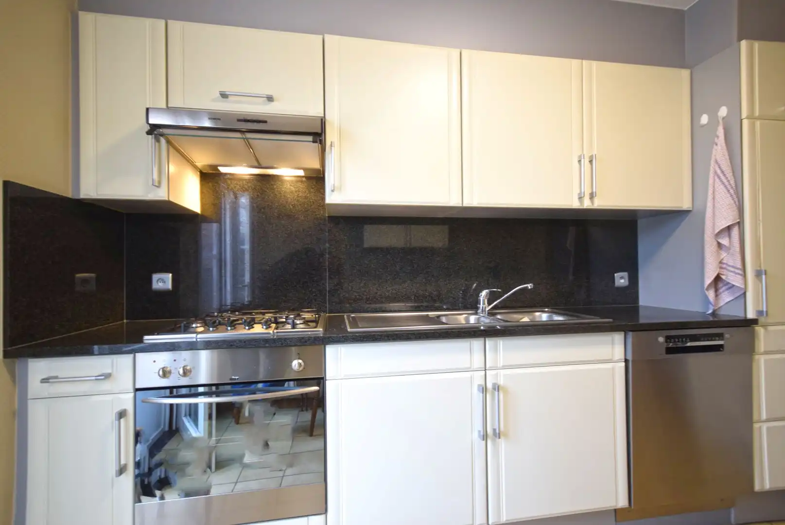 Charmante rijwoning met dubbele garage en ruime tuin in het centrum van Rumbeke foto 7