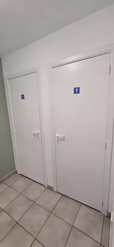 Multifunctioneel gebouw met parking, onmiddellijk beschikbaar! foto 8