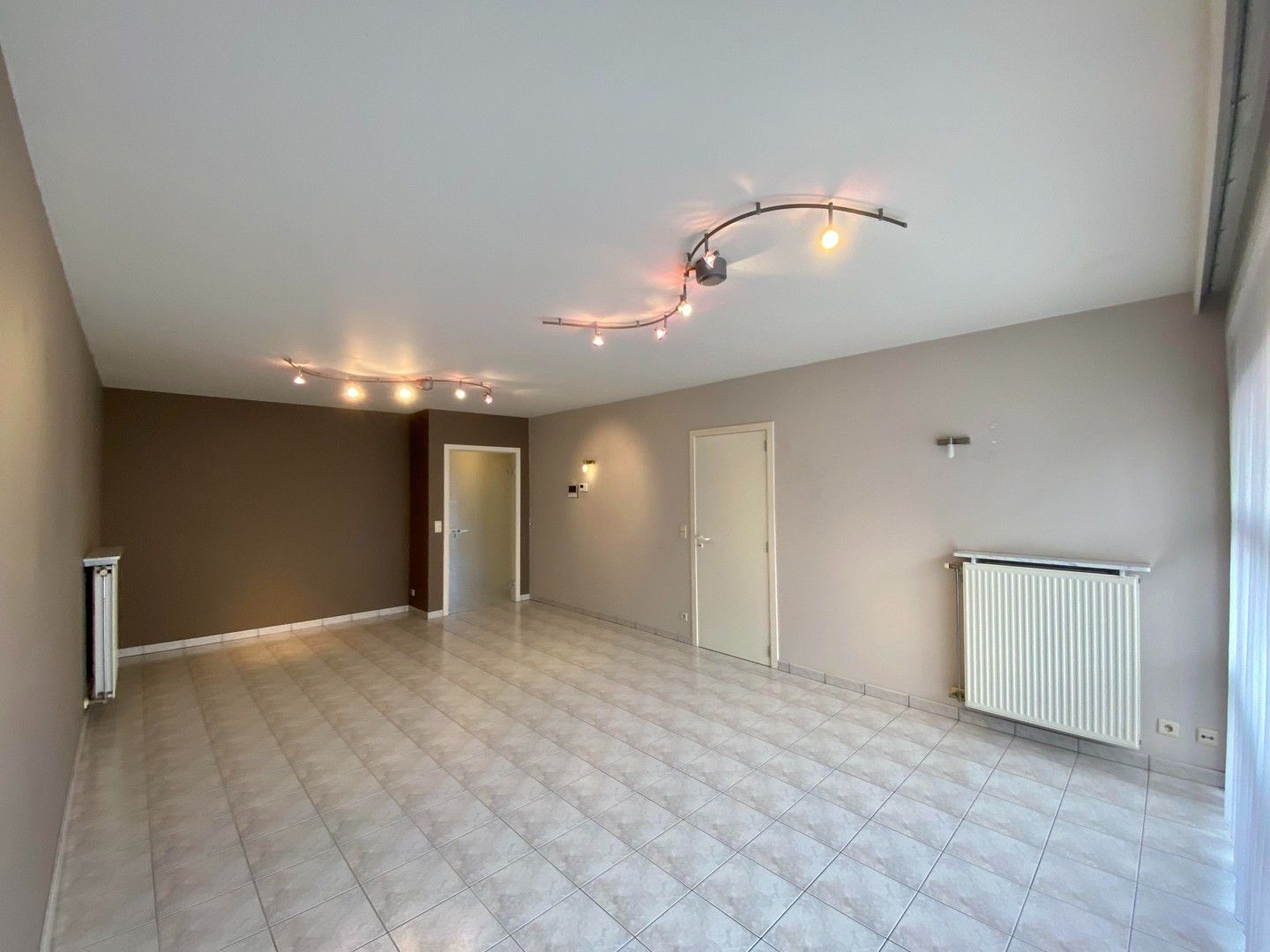 Instapklaar 2-slaapkamer appartement met garage te Roeselare! foto 3