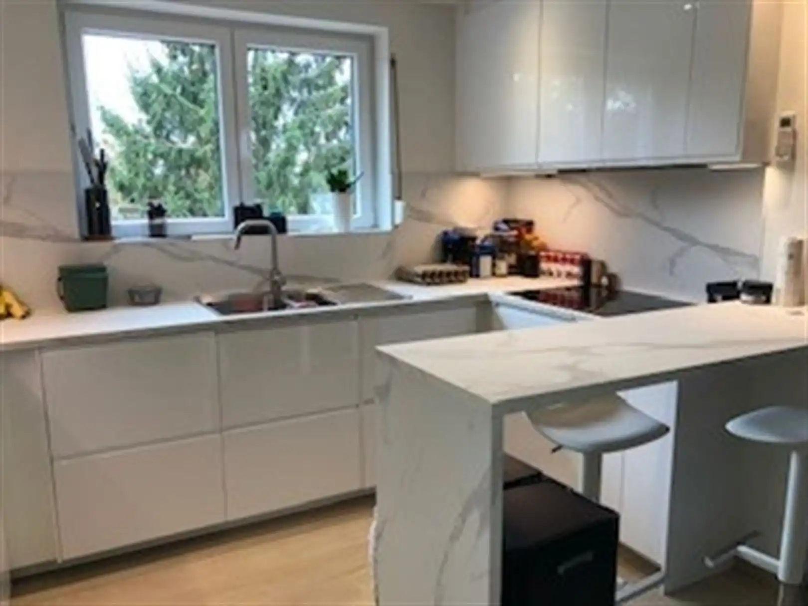 Gemeubeld 2-slaapkamerappartement met garage in Ekeren foto 2