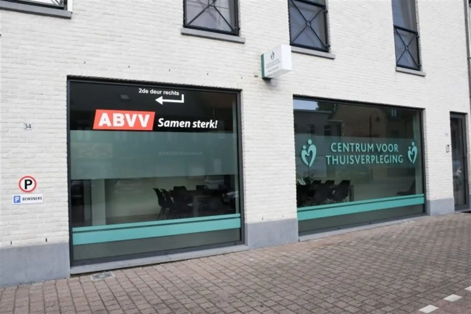 Kantoorgebouw foto {{pictureIndex}}