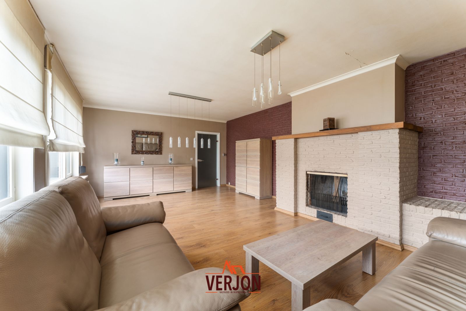 Ruime bel-etage met 4 slaapkamers en garage foto {{pictureIndex}}