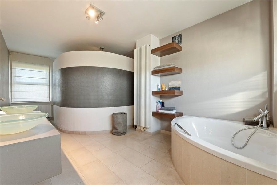 STIJLVOLLE OPEN BEBOUWING MET 3 SLKS OP EEN KNAP PERCEEL foto 26