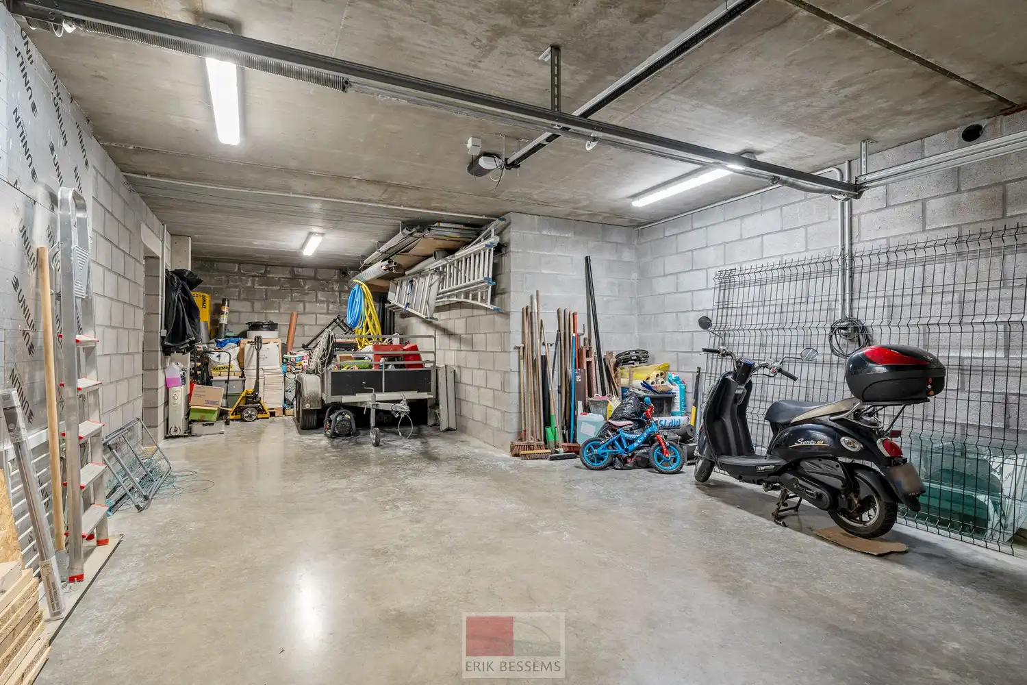 Deze moderne halfopen woning, gebouwd in 2016, biedt een bewoonbare oppervlakte van maar liefst 232 m² op een perceel van 377 m² en maar liefst 5 slaapkamers waarvan er eentje in gebruik is als bureau. foto 25