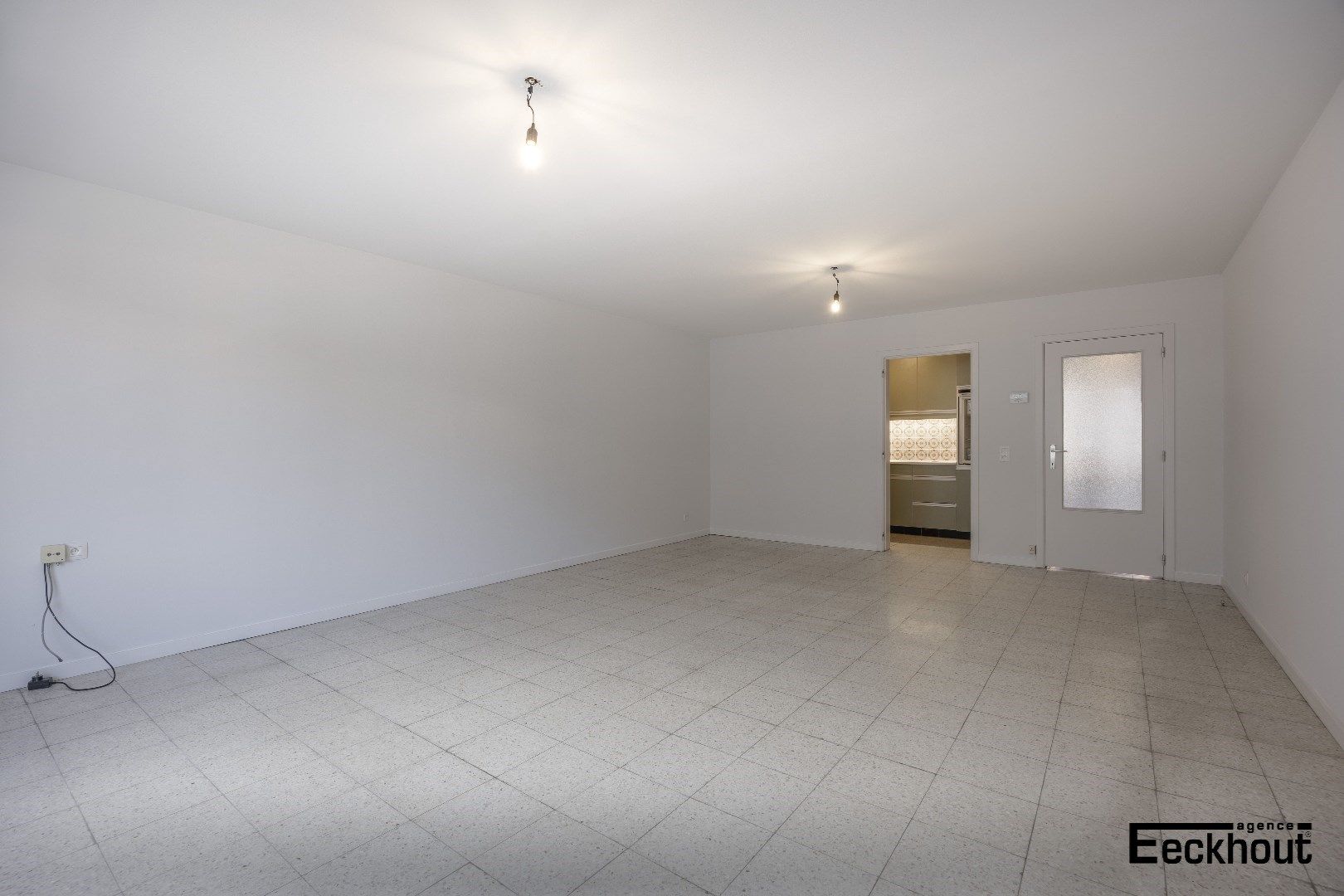 Lichtrijk appartement van 101m2 met supplementair 26m2 terrassen op gunstige ligging te Oostende! foto {{pictureIndex}}