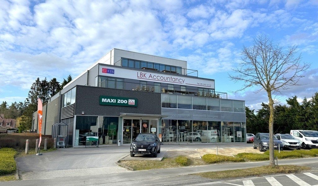 Ingedeelde kantoorruimte met visibiliteit te huur in Sint-Martens-Latem foto {{pictureIndex}}