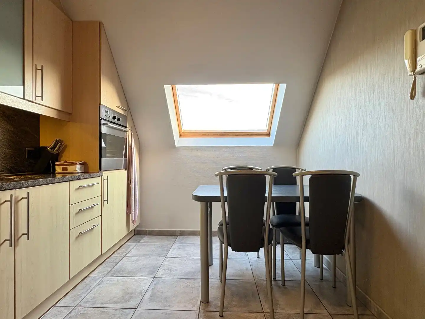 Appartement te koop op de 3de verdieping in Harelbeke. foto 6