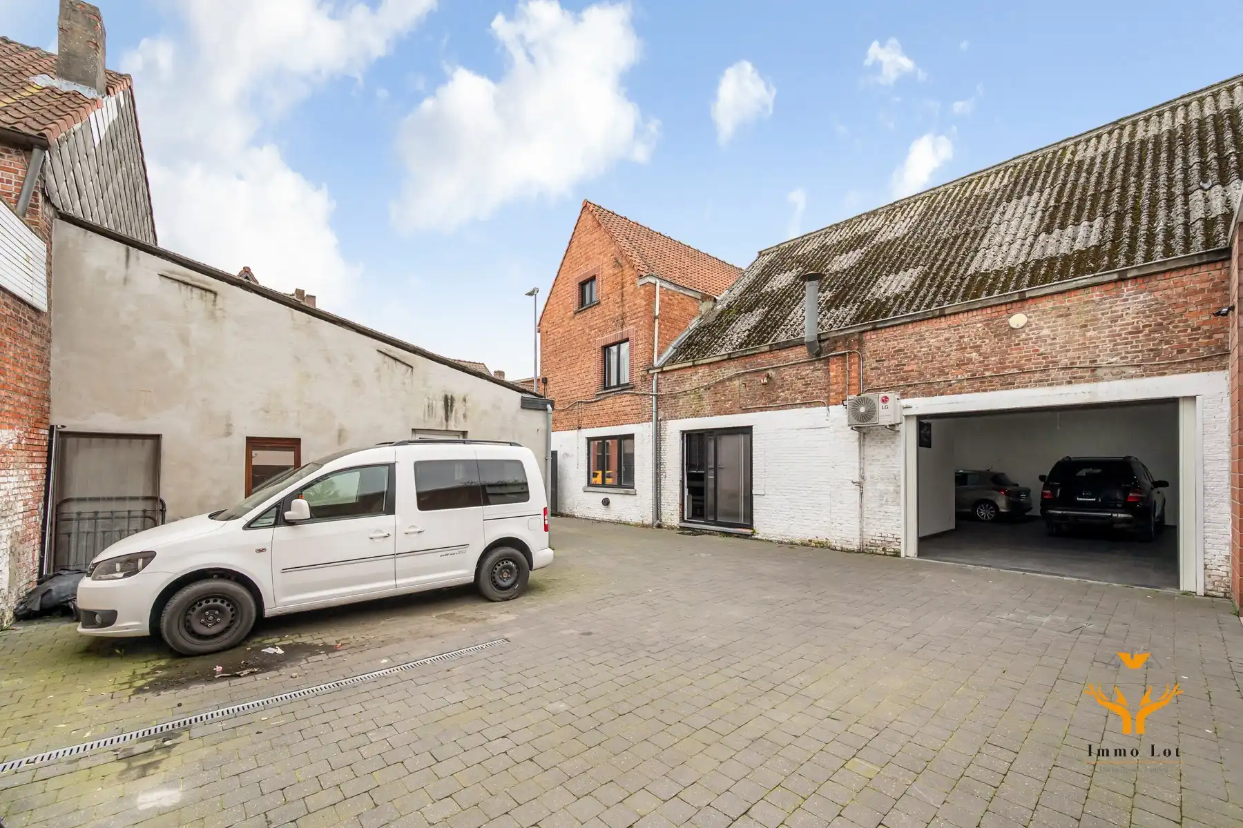 Woning met toonzaal, magazijn en garages te Hamme foto 12