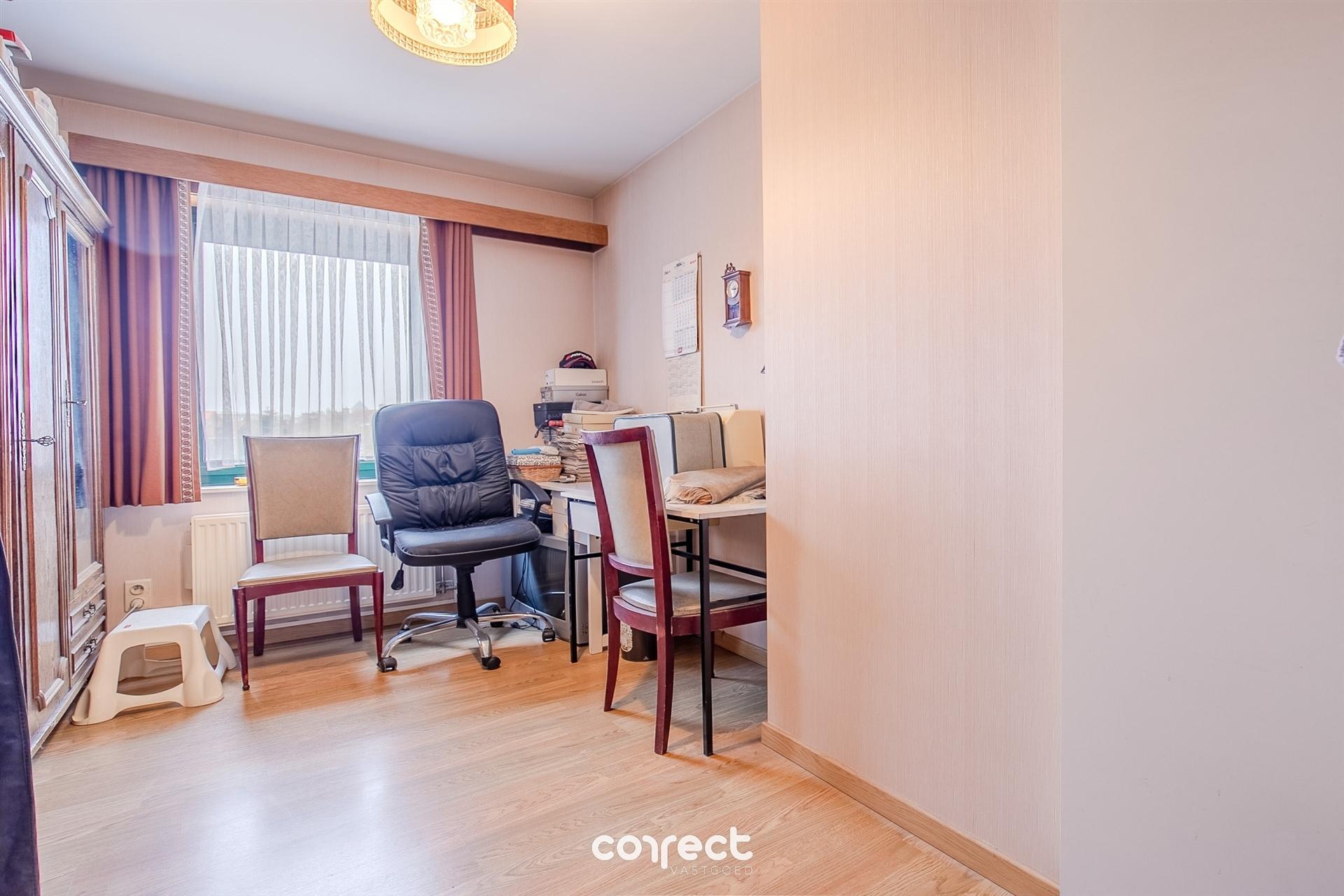 Instapklare gezinswoning met garage voor 3 wagens, terras en ruime zongerichte tuin. foto 9