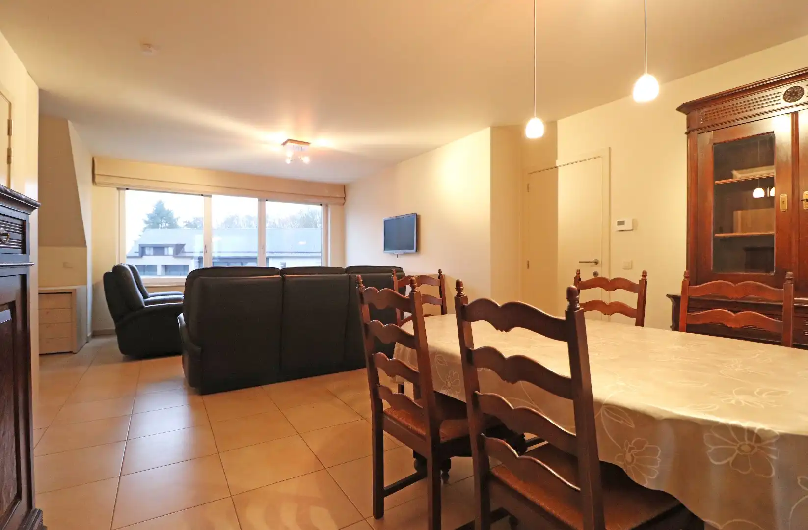 Lichtrijk appartement met carport foto 5