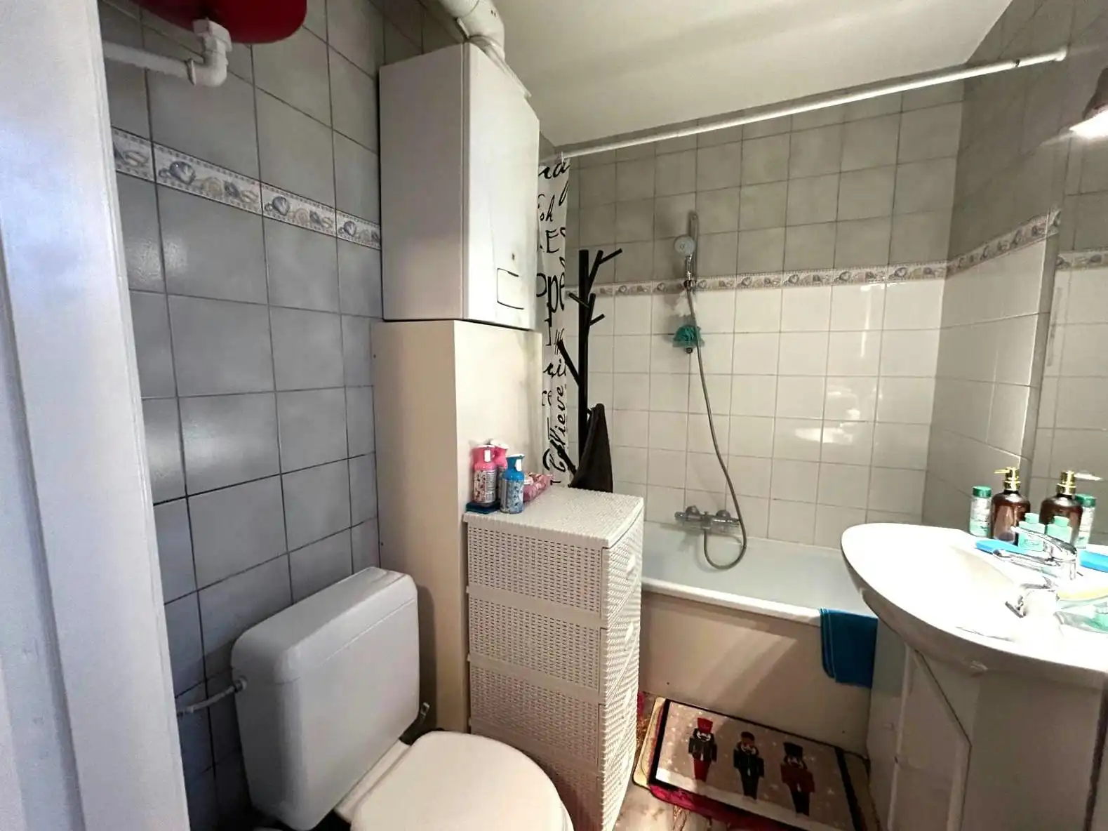 Building met twee verhuurde appartementen en 4 garages foto 17