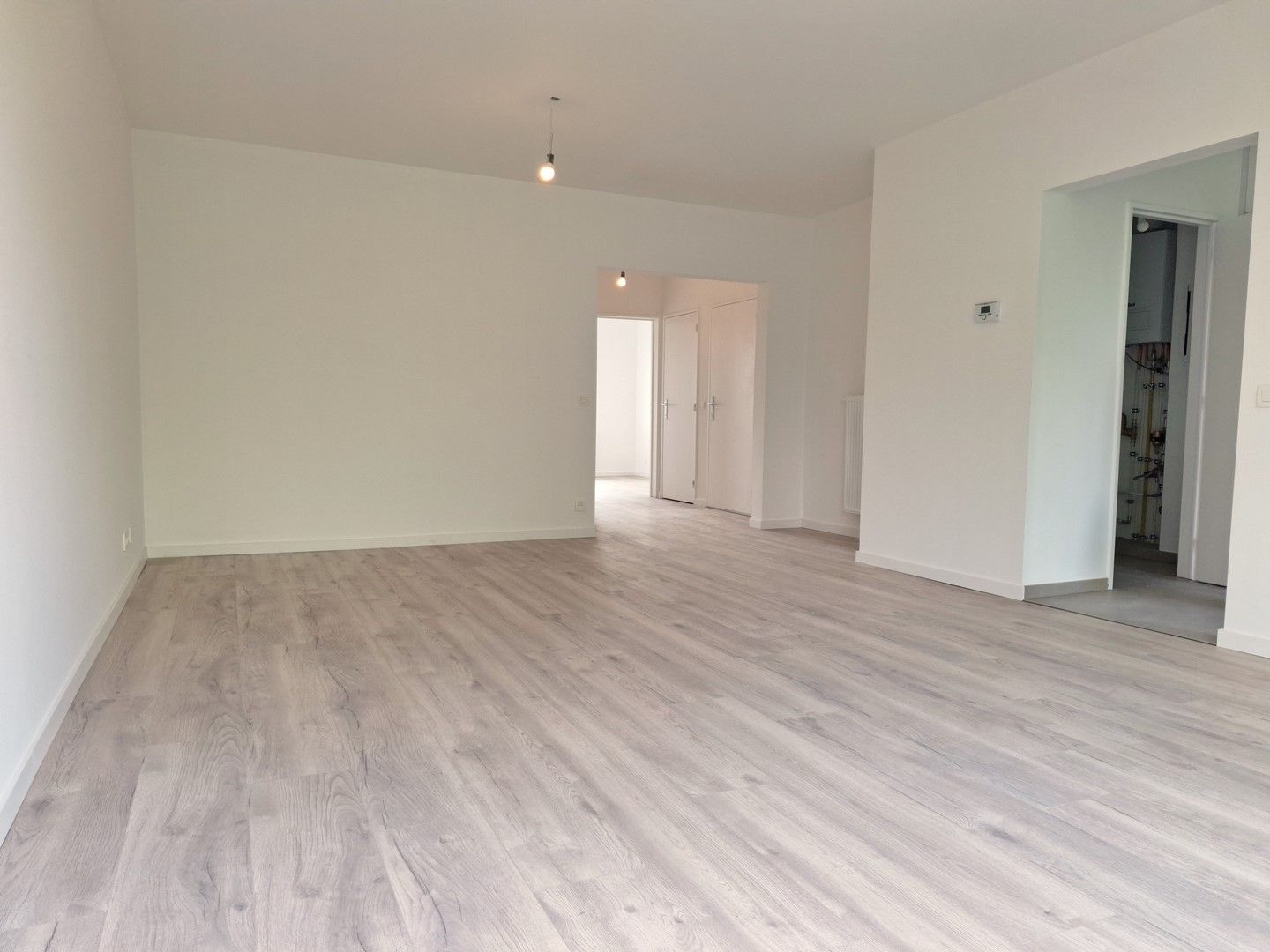 Lichtrijk gelijkvloers appartement met 1 slaapkamer, tuin, autostaanplaats en kelderberging foto 3